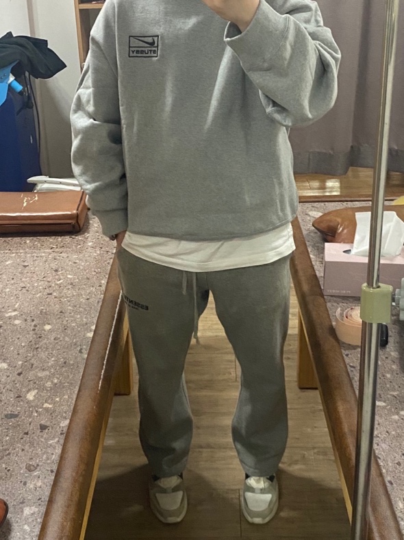 Nike x Stussy NRG Fleece Crewneck Dark Grey Heather (DO9337-063), Essentials The Core Collection Relaxed Sweatpants Dark Oatmeal 착용 스타일 - 1