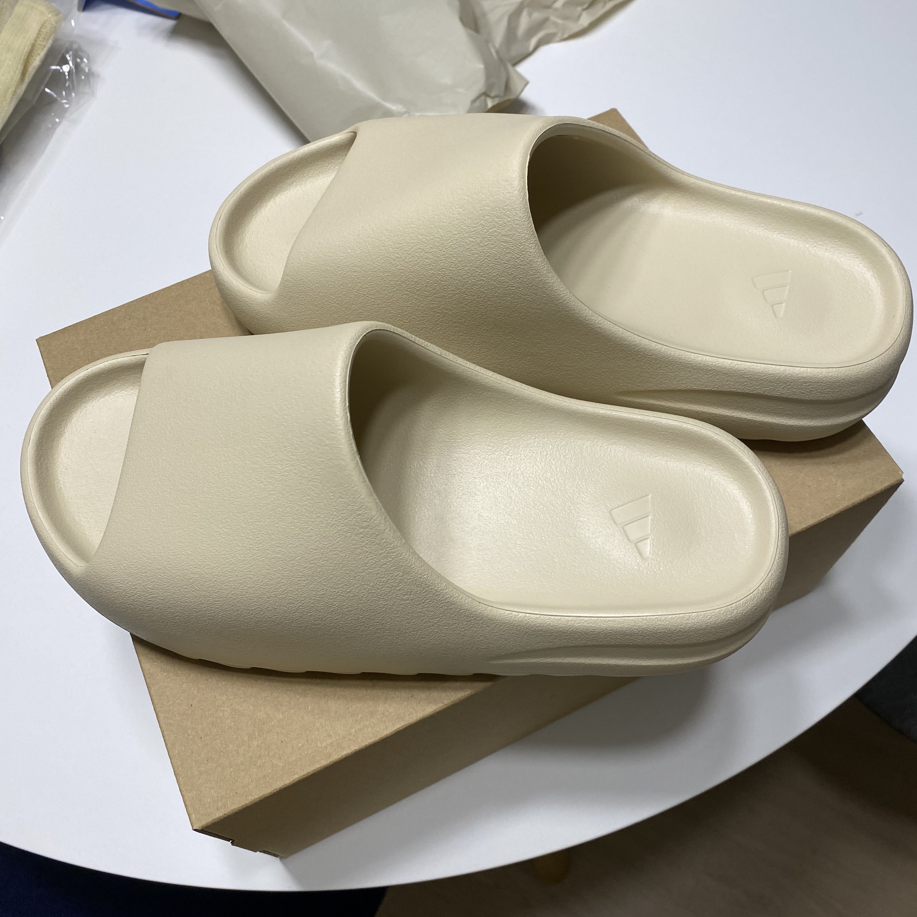 Adidas Yeezy Slide Bone 2022/2023 착용 스타일 - 2
