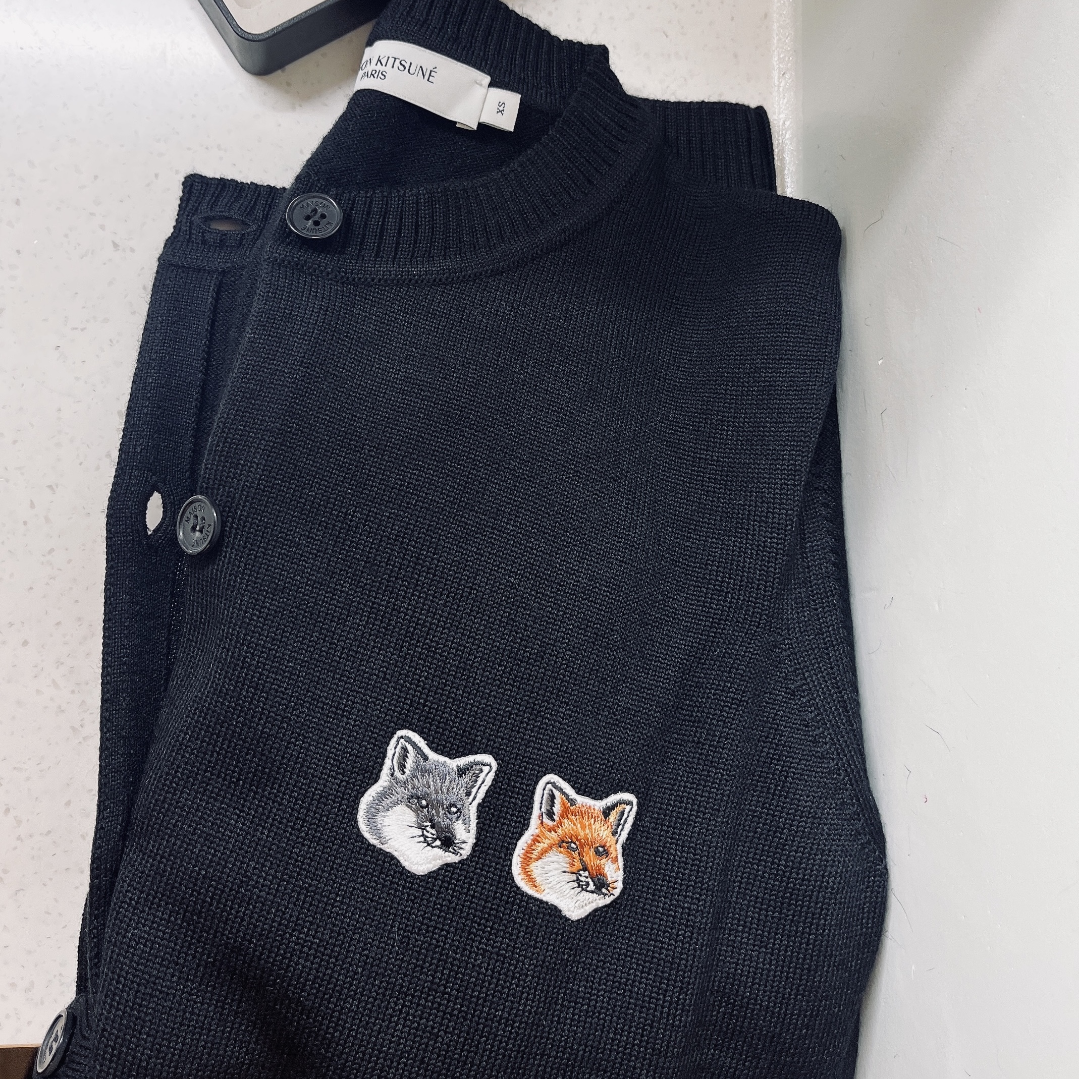 (W) Maison Kitsune Double Fox Head Patch R-Neck Cardigan Black 착용 스타일