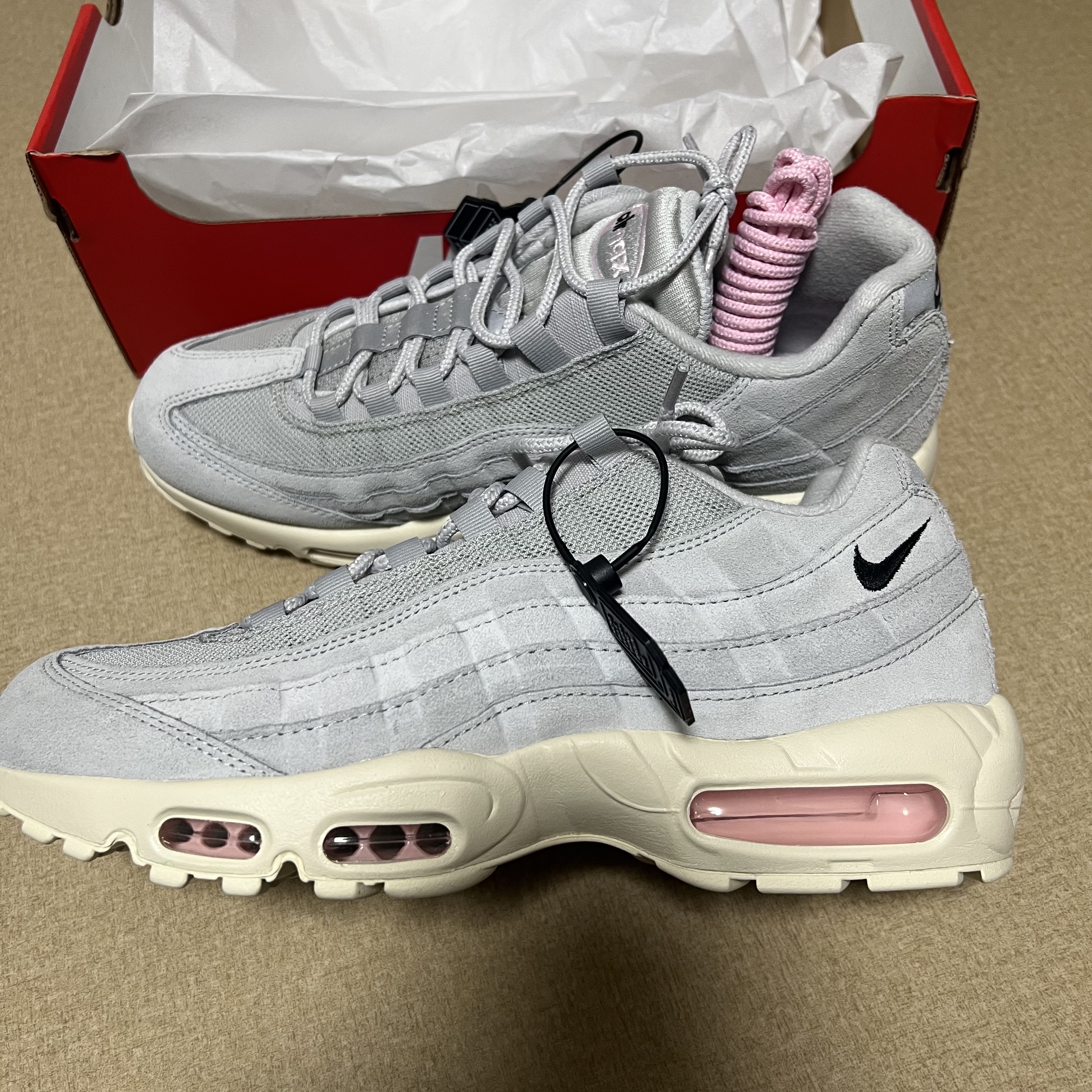 Nike Air Max 95 Grey Fog and Pink Foam 착용 스타일