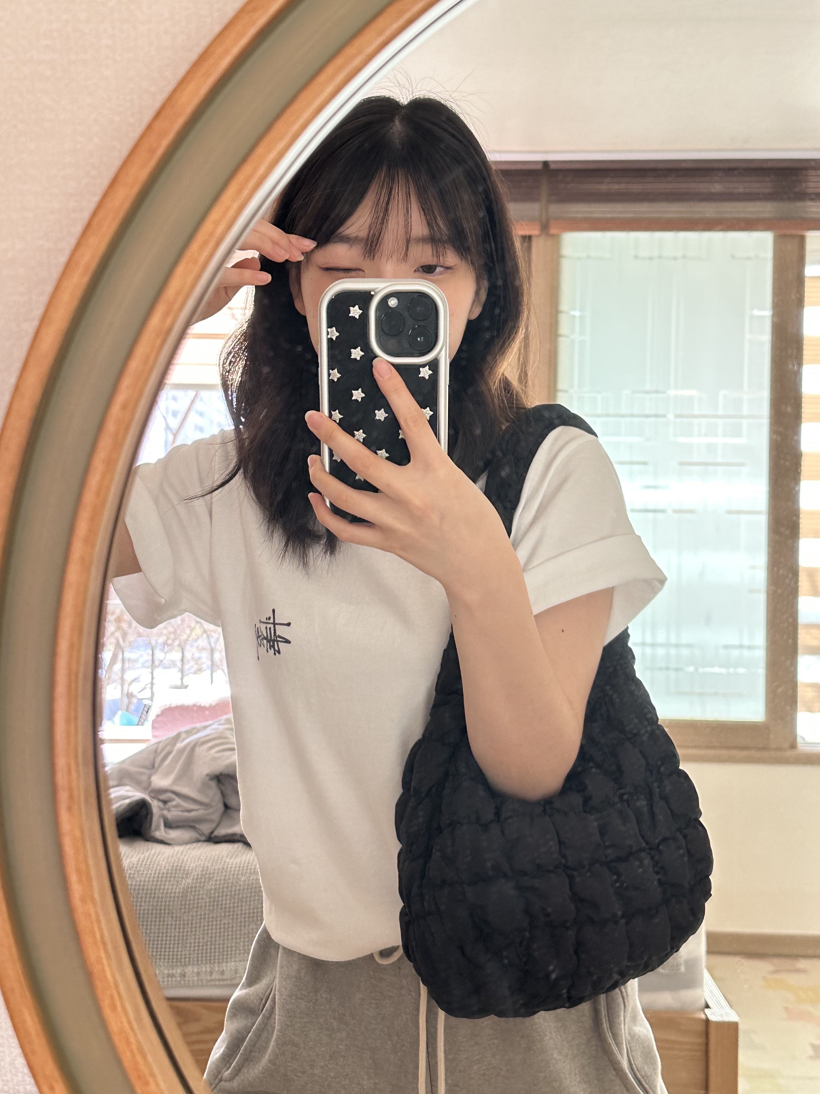 Stussy Basic Stussy T-Shirt White 2022, COS Quilted Mini Bag Black 착용 스타일 - 1