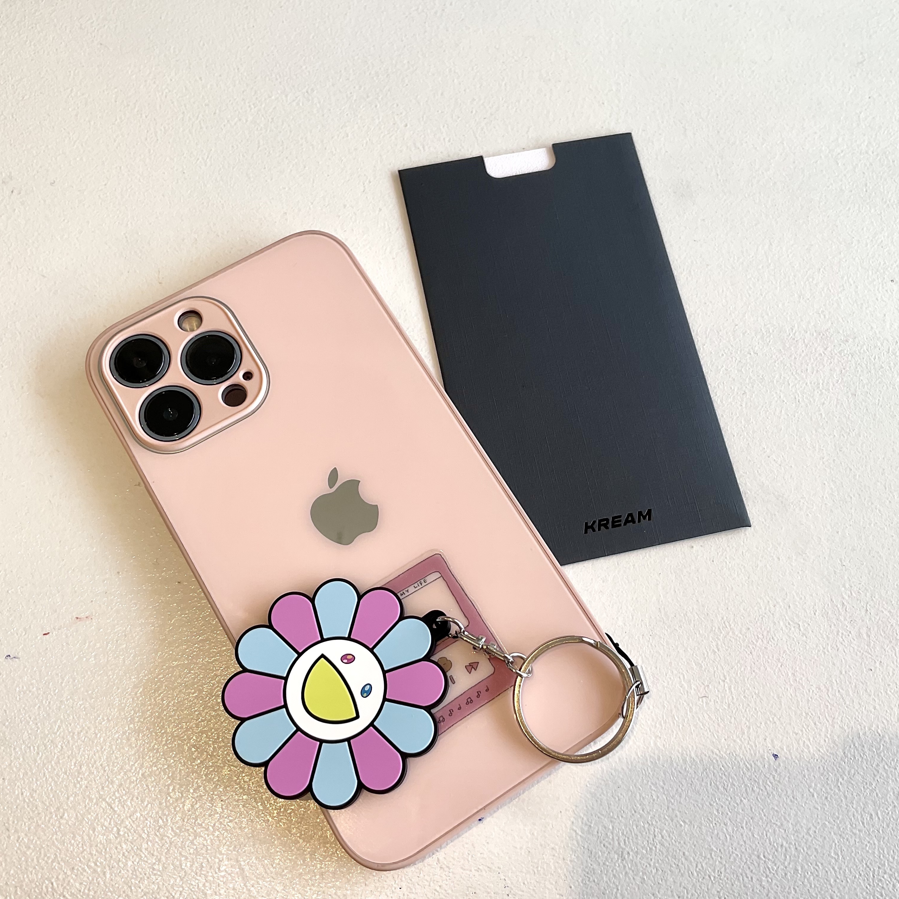 Kaikai Kiki Flower Rubber Keyring Pink Blue 착용 스타일