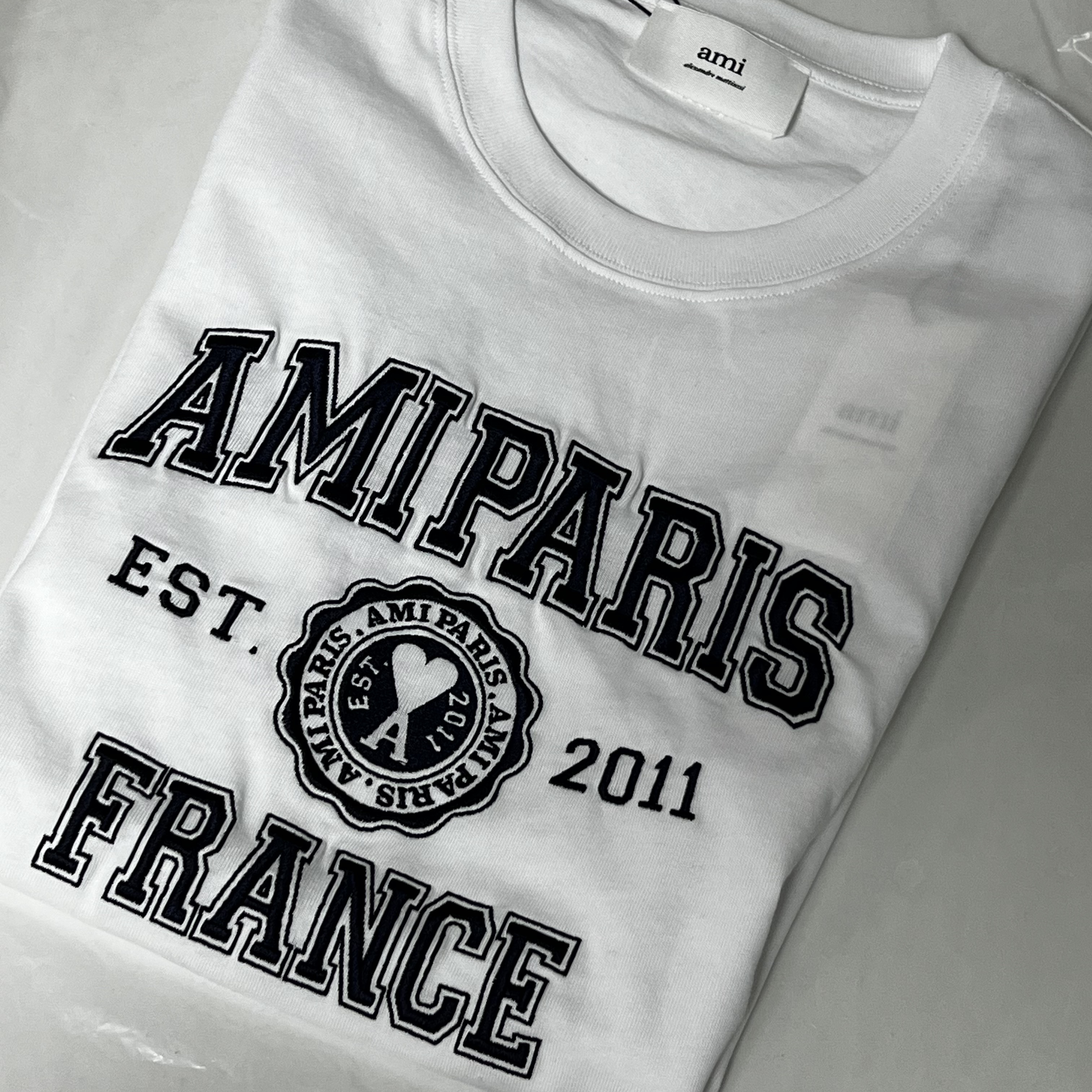AMI Paris France T-Shirt White 착용 스타일 - 2
