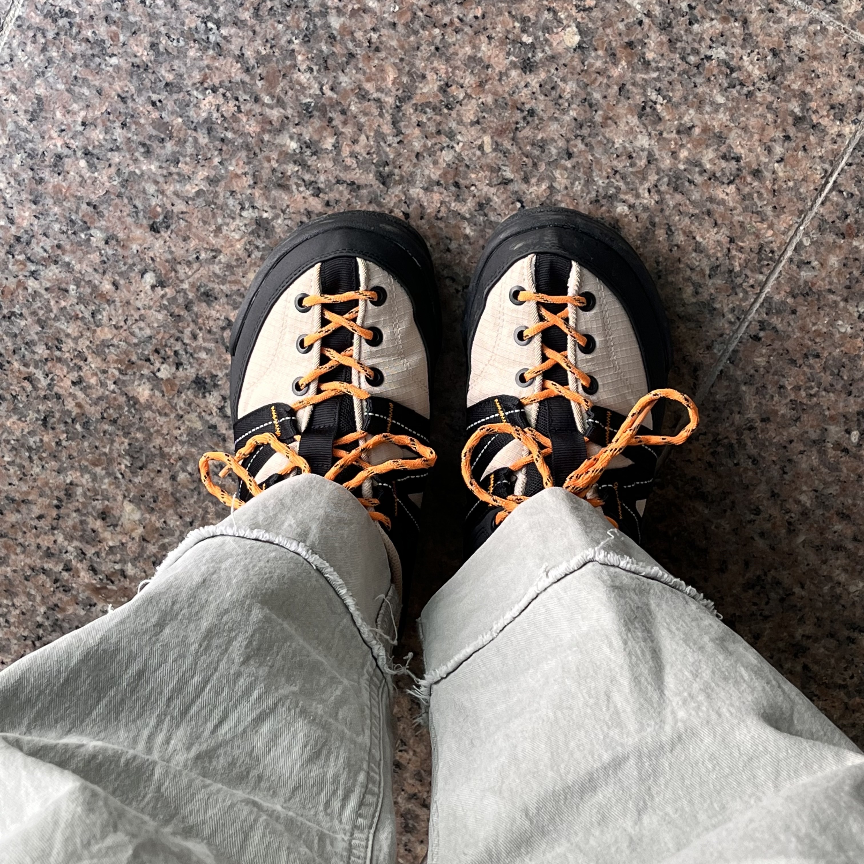New Balance CRV Mule V2 Yellow 착용 스타일 - 2