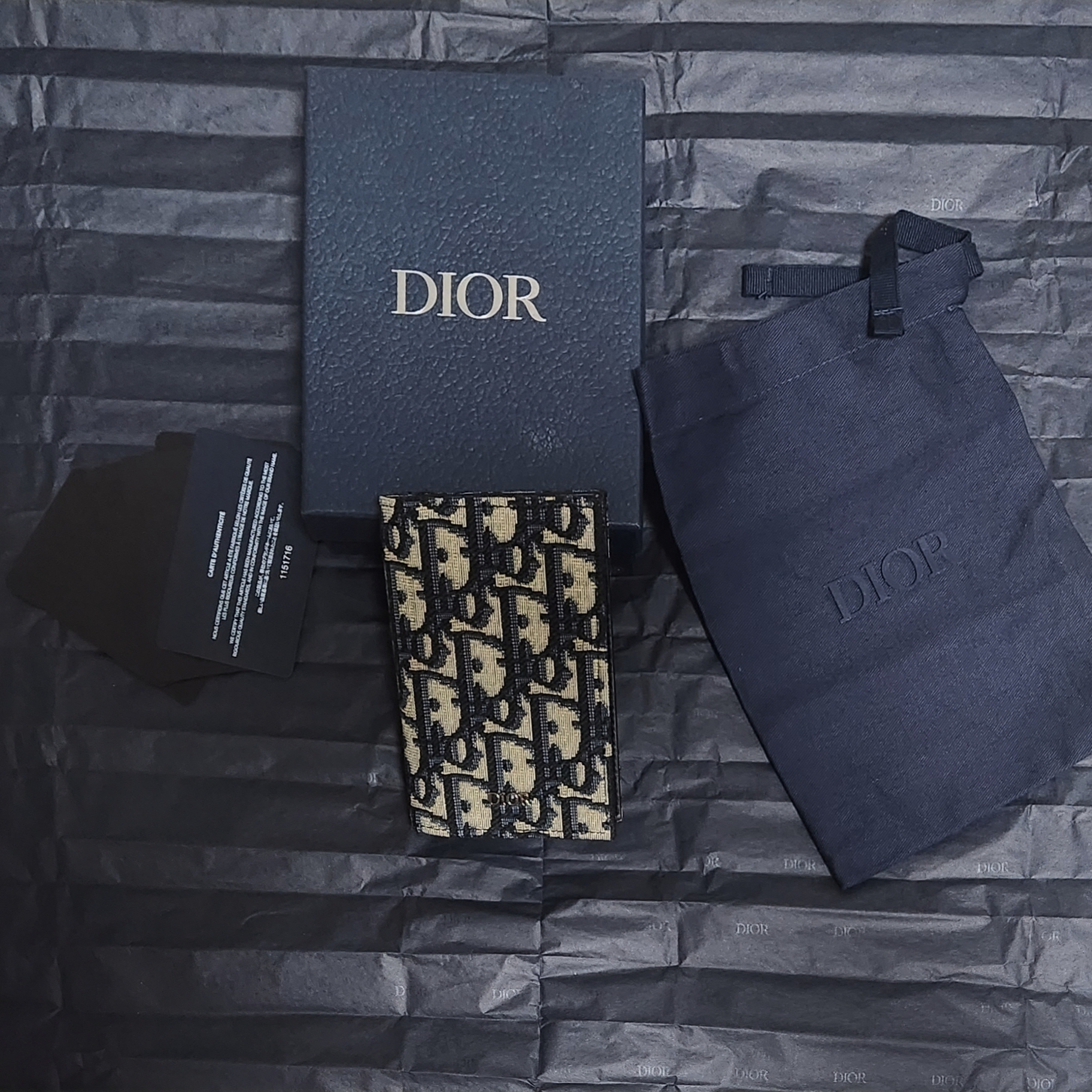 Dior Bi-Fold Card Holder Beige & Black Dior Oblique Jacquard 착용 스타일