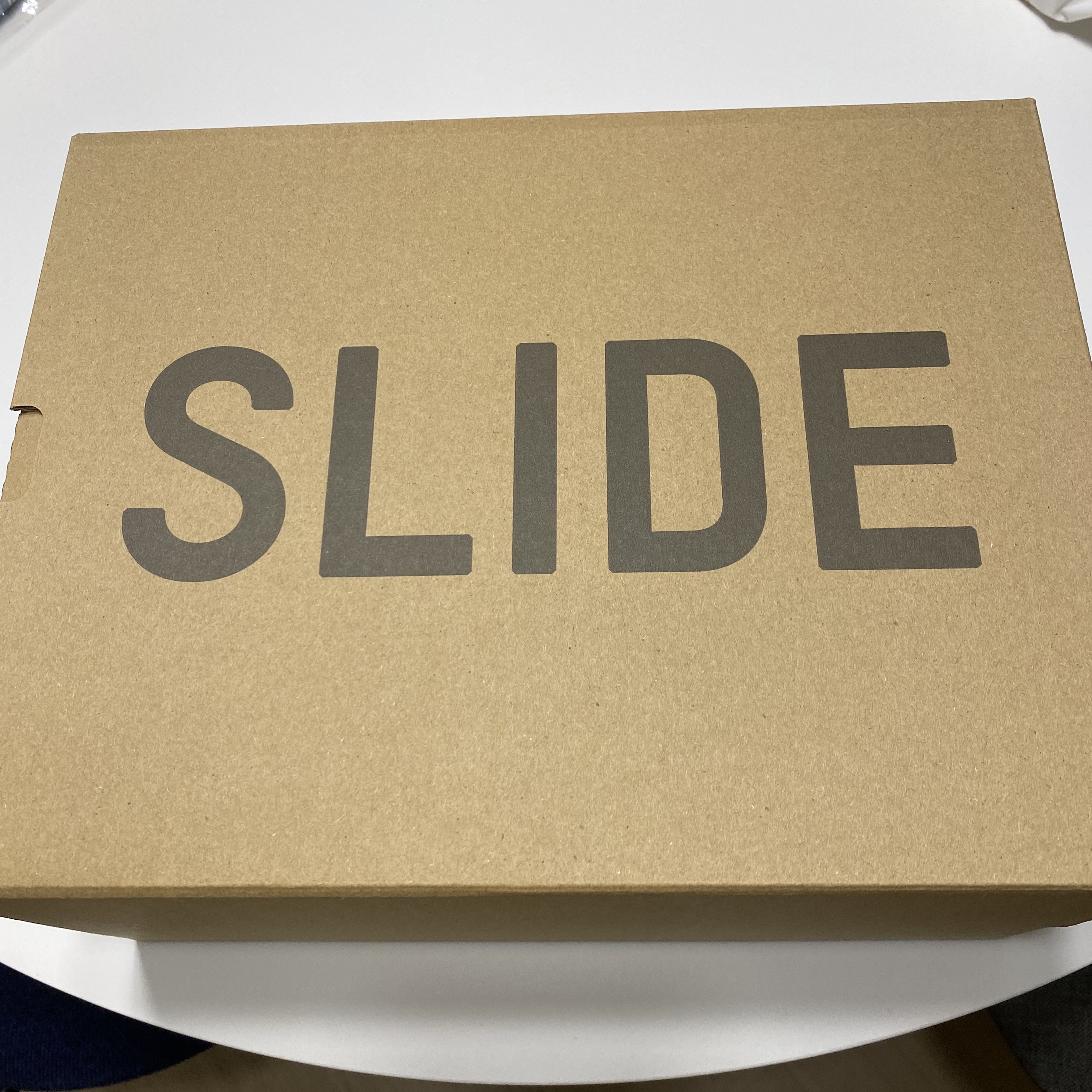 Adidas Yeezy Slide Bone 2022/2023 착용 스타일 - 1