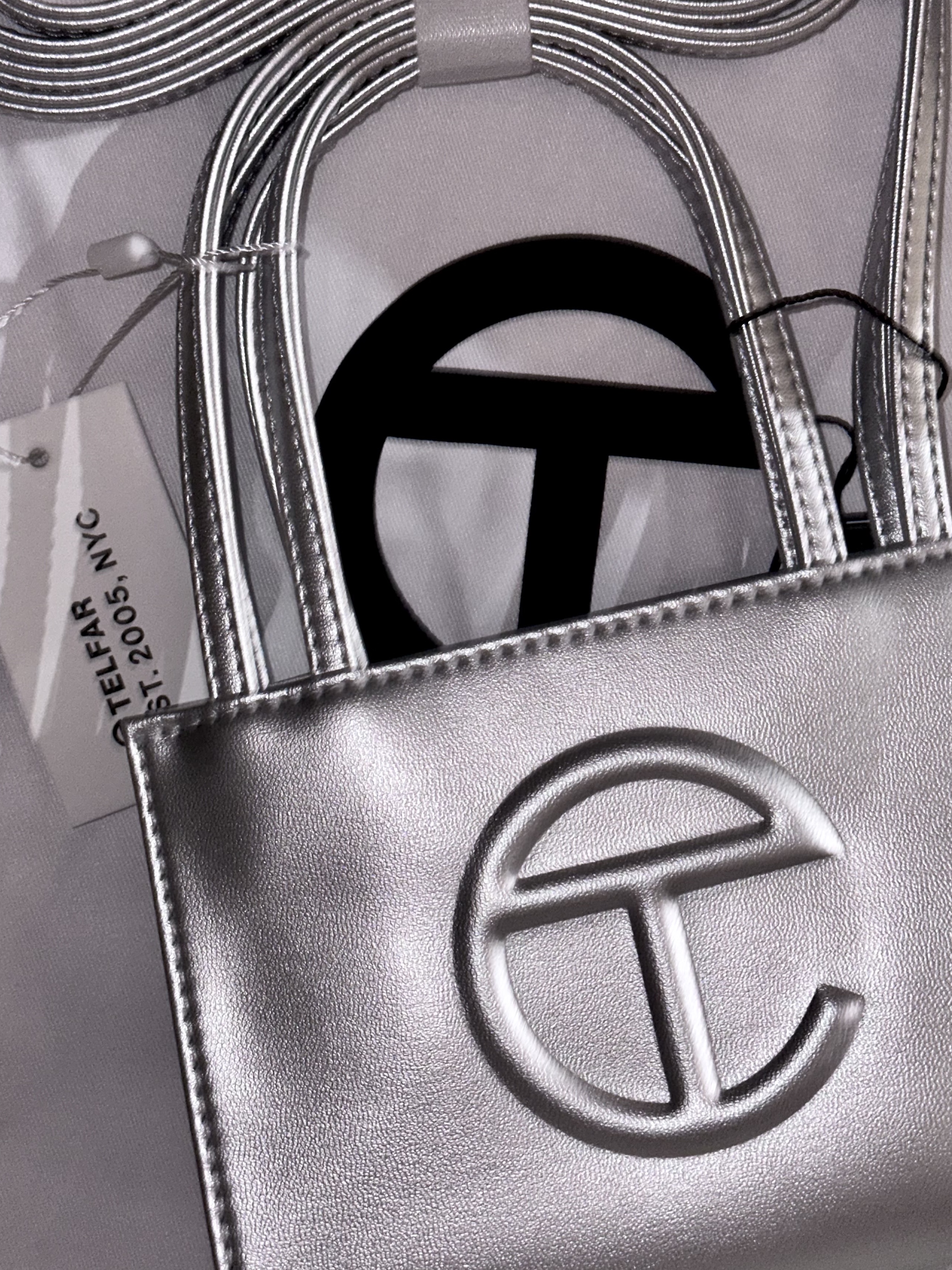 Telfar Small Shopping Bag Silver 착용 스타일
