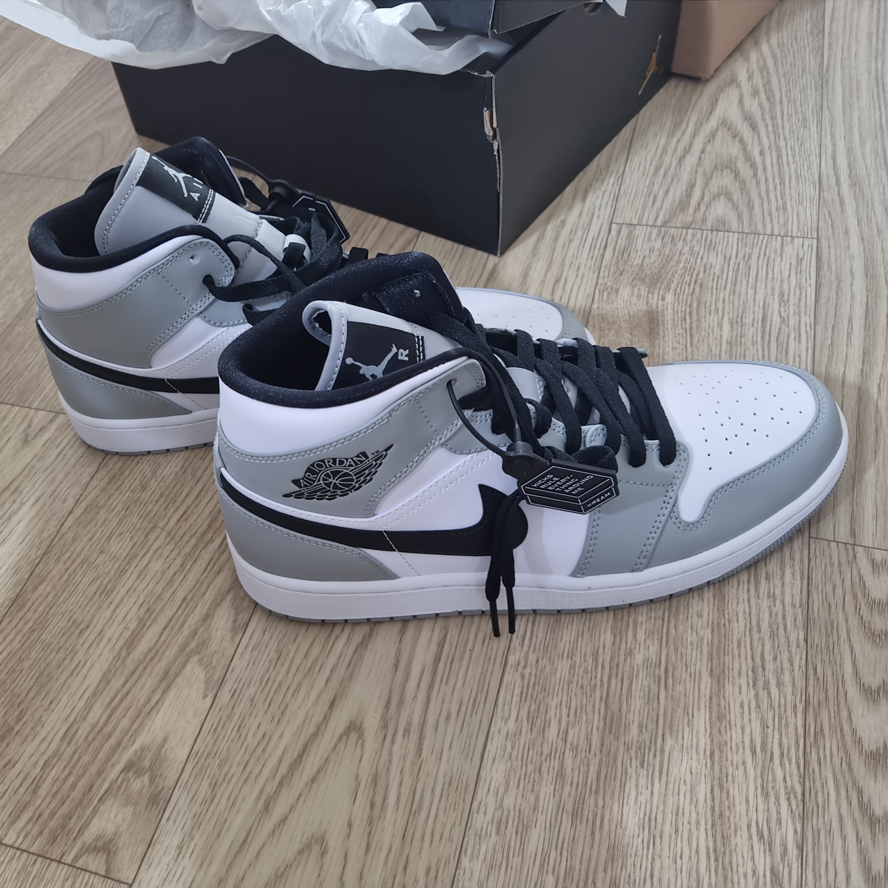 Jordan 1 Mid Light Smoke Grey 착용 스타일