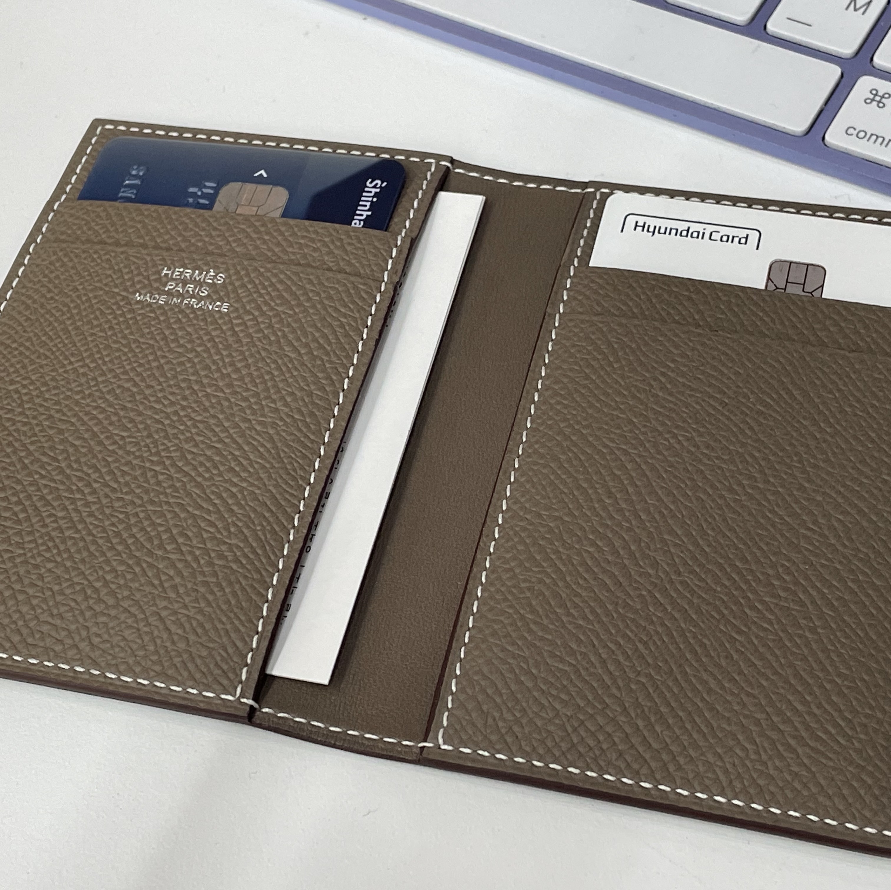Hermes MC² Euclide Card Holder Epsom & Etoupe 착용 스타일