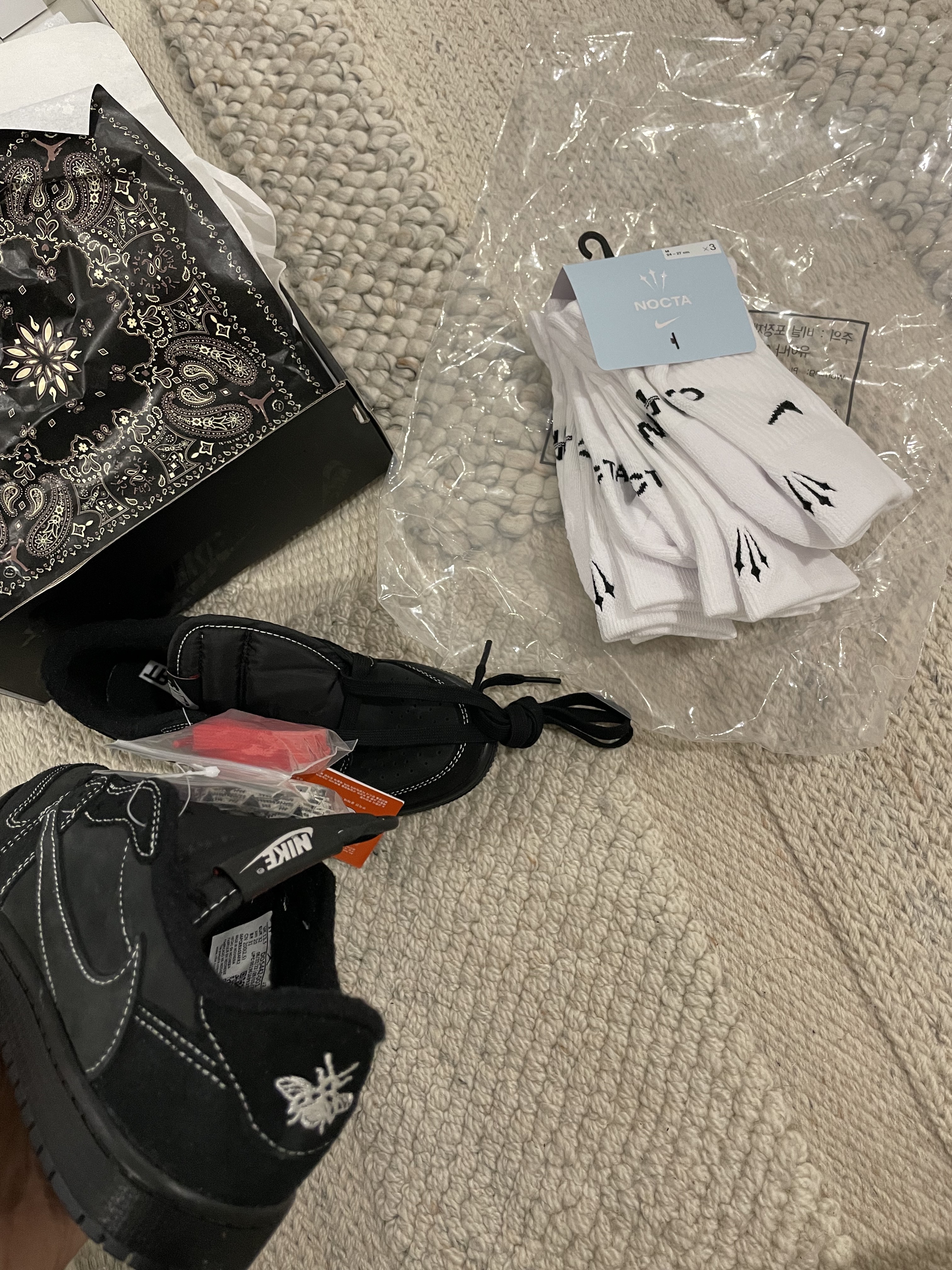 Jordan 1 x Travis Scott Retro Low OG SP Black Phantom, Nike x Drake Nocta Socks White (3 Pack) 착용 스타일