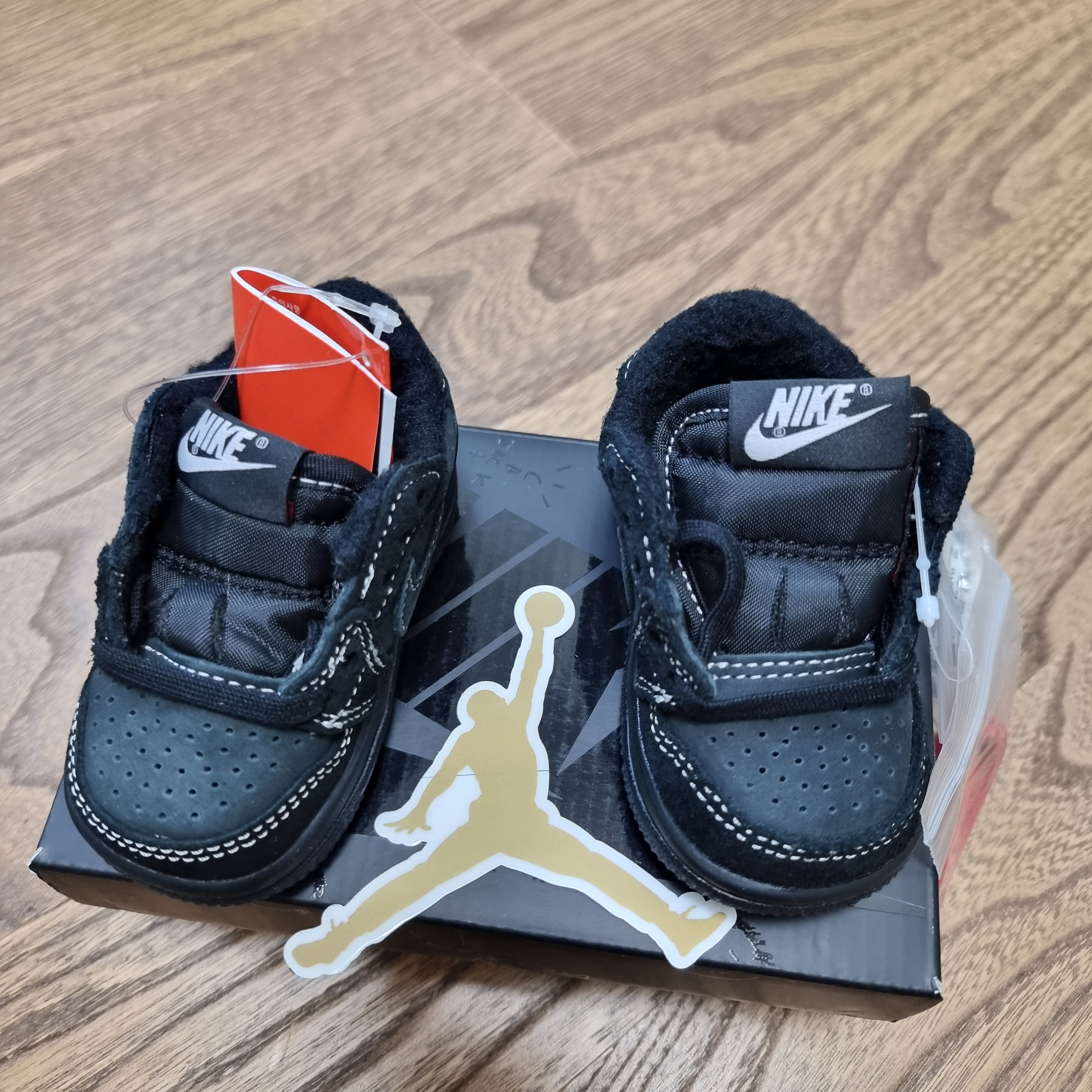 (TD) Jordan 1 x Travis Scott Retro Low OG SP Black Phantom 착용 스타일 - 4