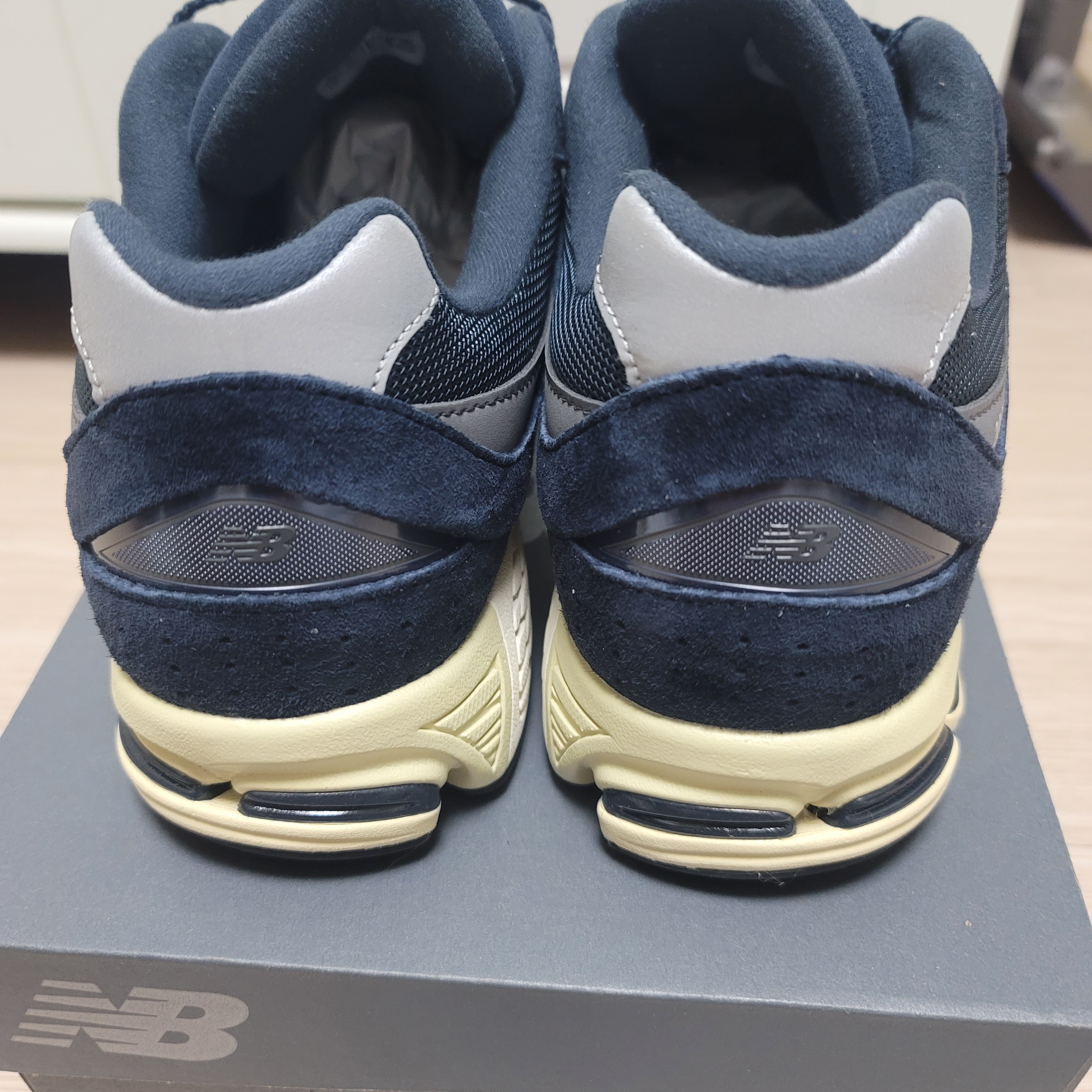 New Balance 2002R Eclipse Castlerock 착용 스타일 - 3
