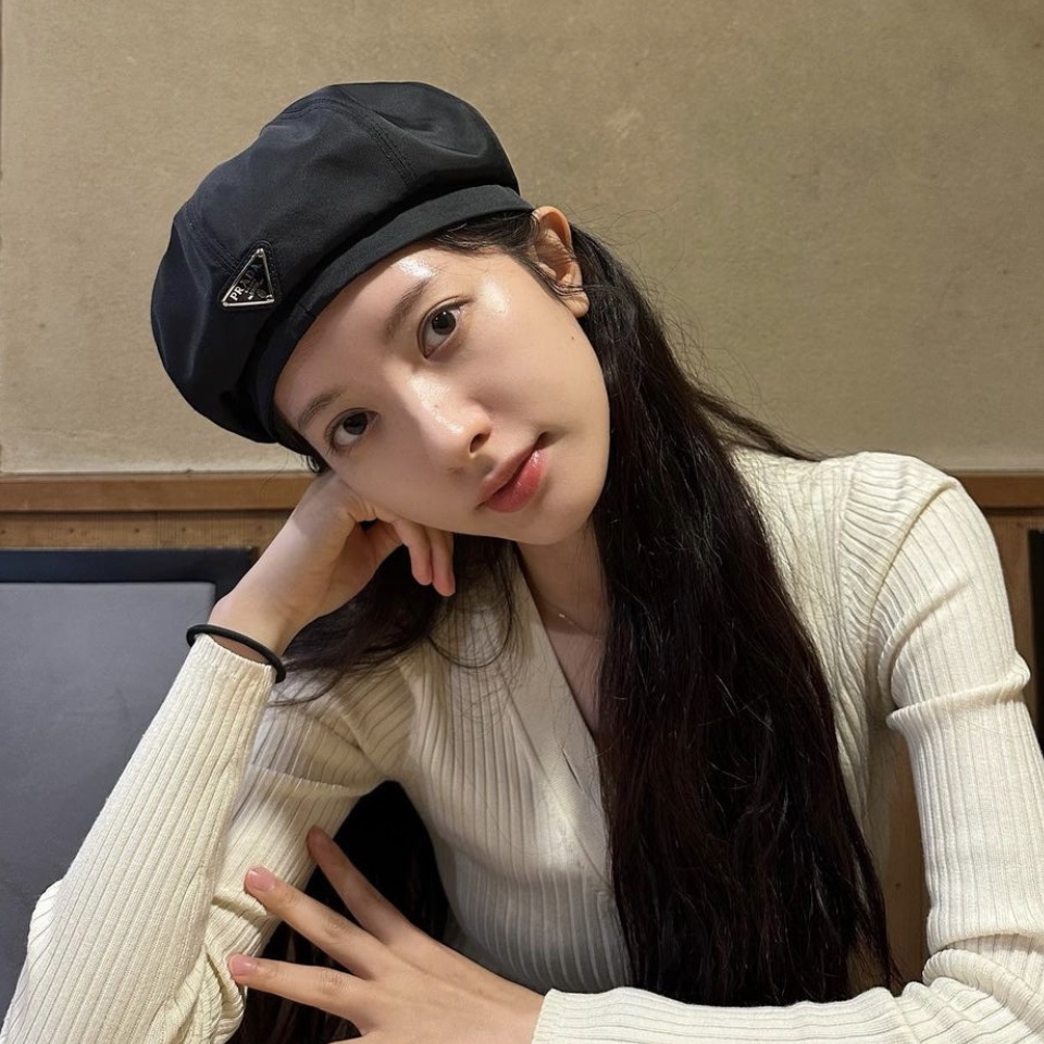 (W) Prada Prada Re-Nylon Hat Black 착용 스타일 - 3