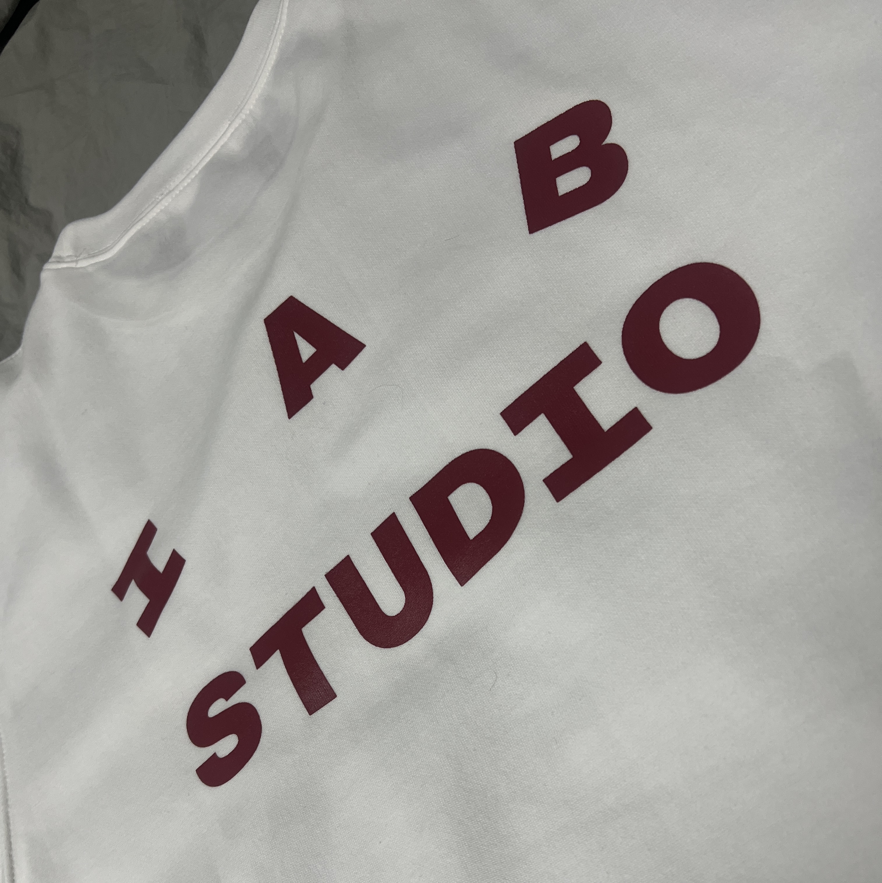 IAB Studio T-Shirt White Burgundy 착용 스타일