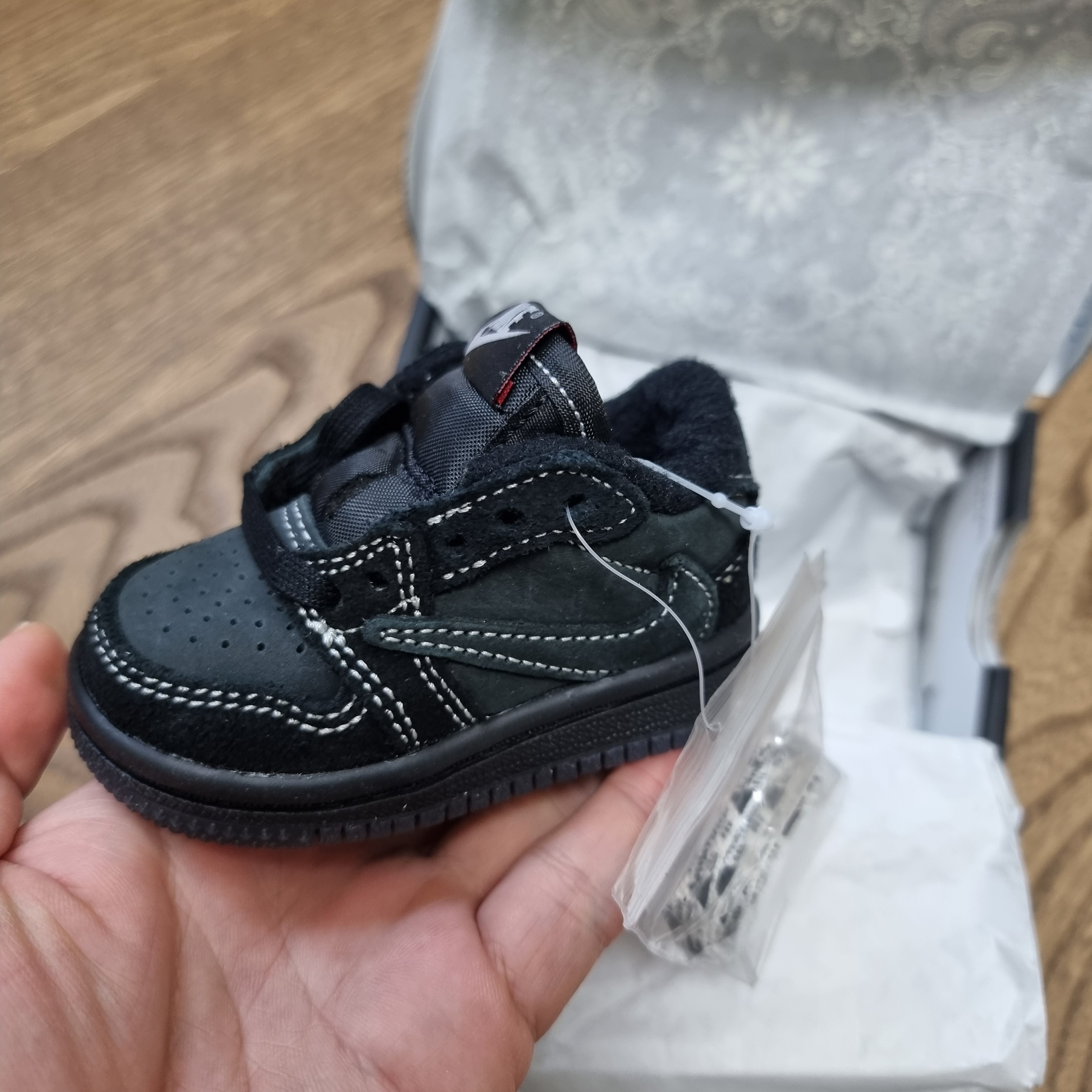 (TD) Jordan 1 x Travis Scott Retro Low OG SP Black Phantom 착용 스타일 - 1