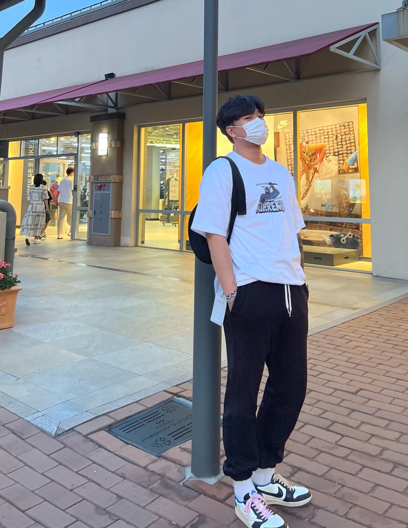 Supreme Samurai T-Shirt White - 21FW, Jordan 1 x Travis Scott x Fragment Retro Low OG SP Military Blue 착용 스타일
