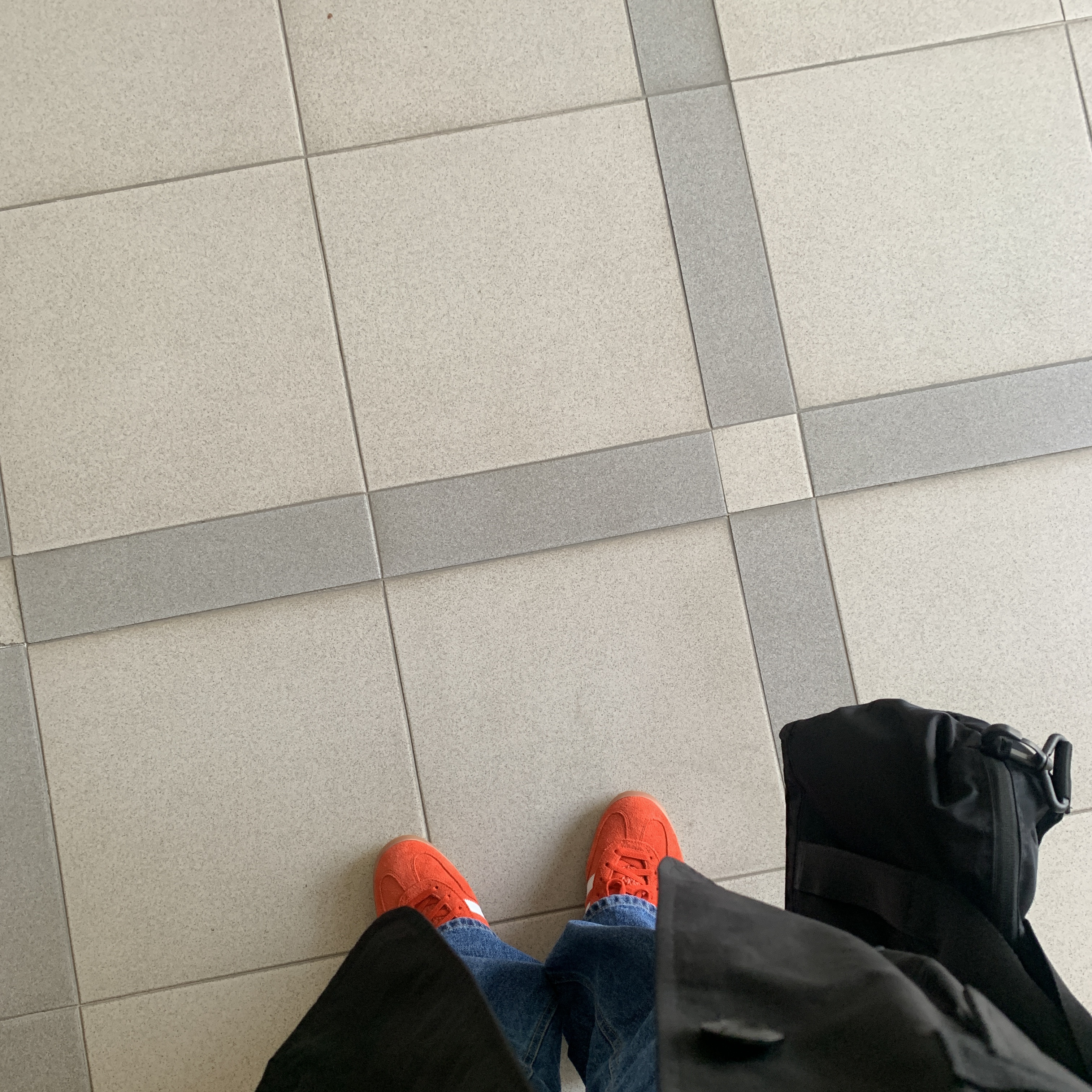 (W) Adidas Gazelle Indoor Bold Orange Cloud White 착용 스타일