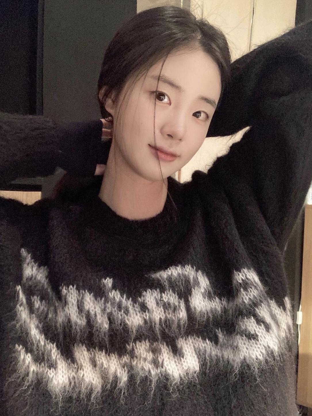 Saint Laurent 90s Saint Laurent Sweater in Mohair Noir Et Naturel 착용 스타일 - 1