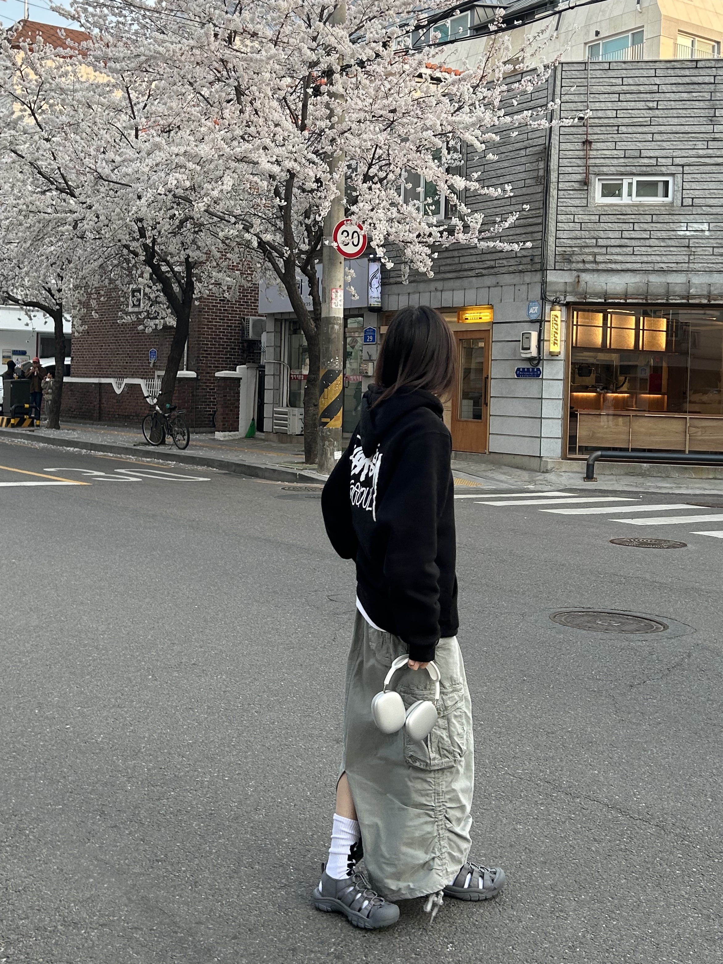 Apple AirPods Max Lightning Silver (Korean Ver.), Stussy Stock Seoul Zip Hood Black 2023 착용 스타일