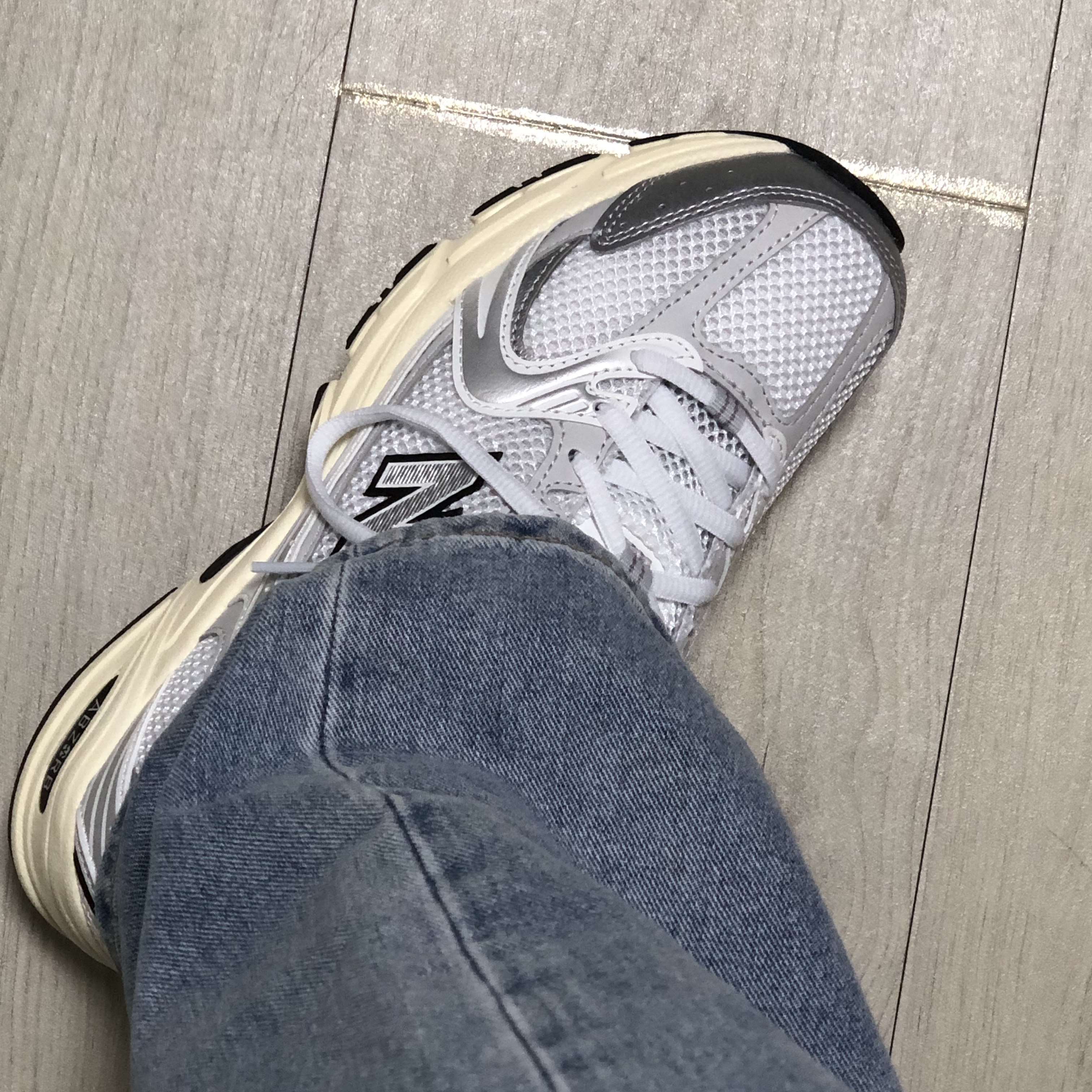 New Balance 530 Silver Cream 착용 스타일 - 2
