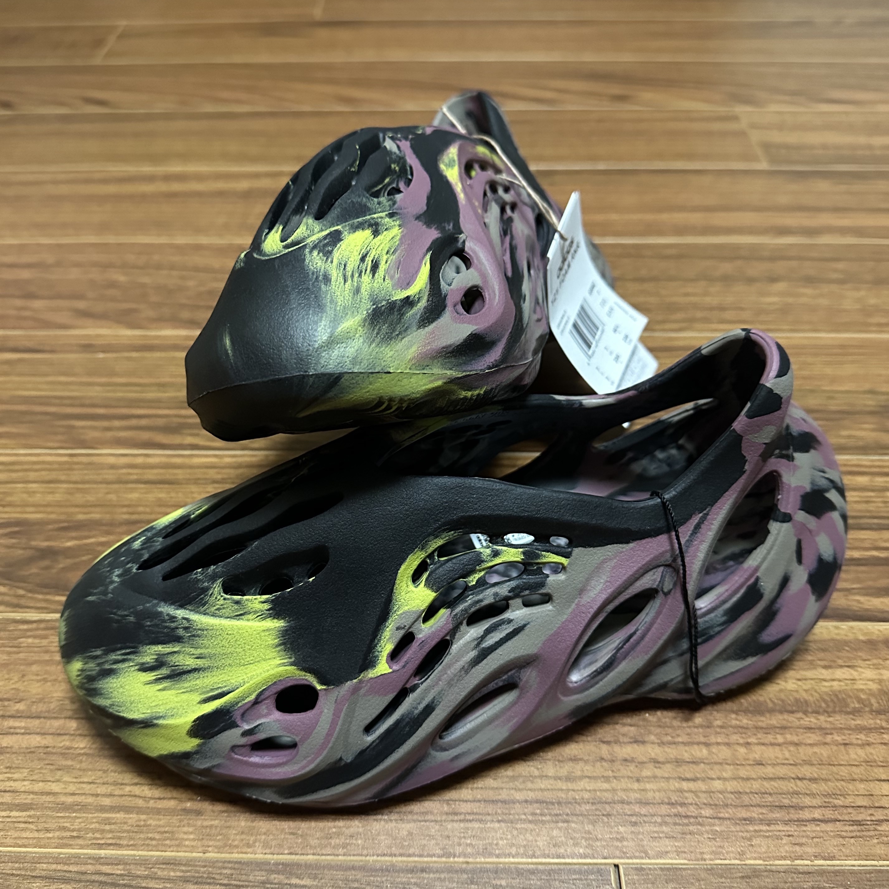 Adidas Yeezy Foam RNNR MX Carbon 착용 스타일 - 1