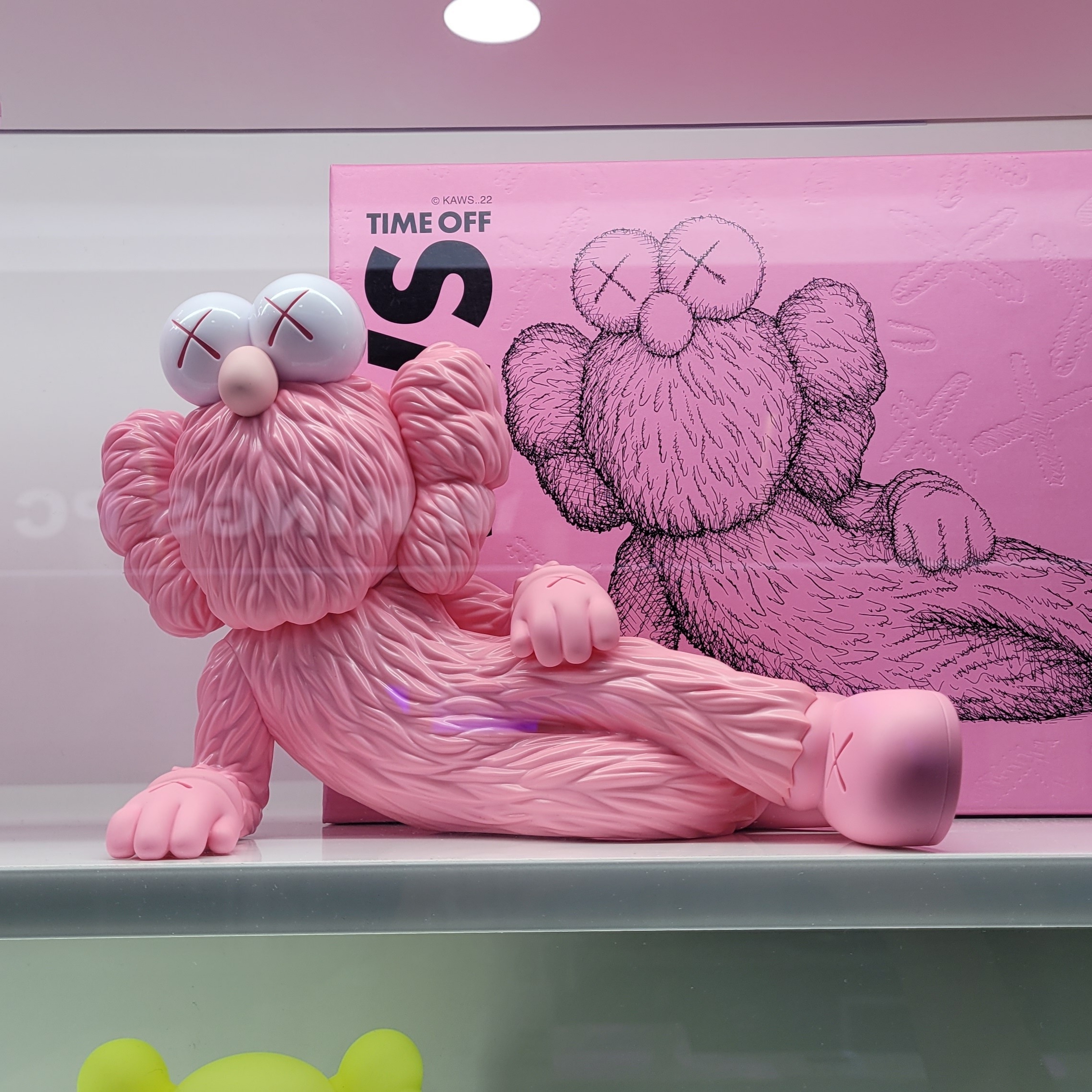 Kaws Time Off Vinyl Figure Pink 착용 스타일