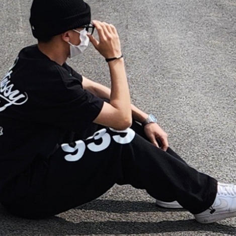 Stussy World Tour T-Shirt Black, Nike Air Force 1 '07 Low White 착용 스타일