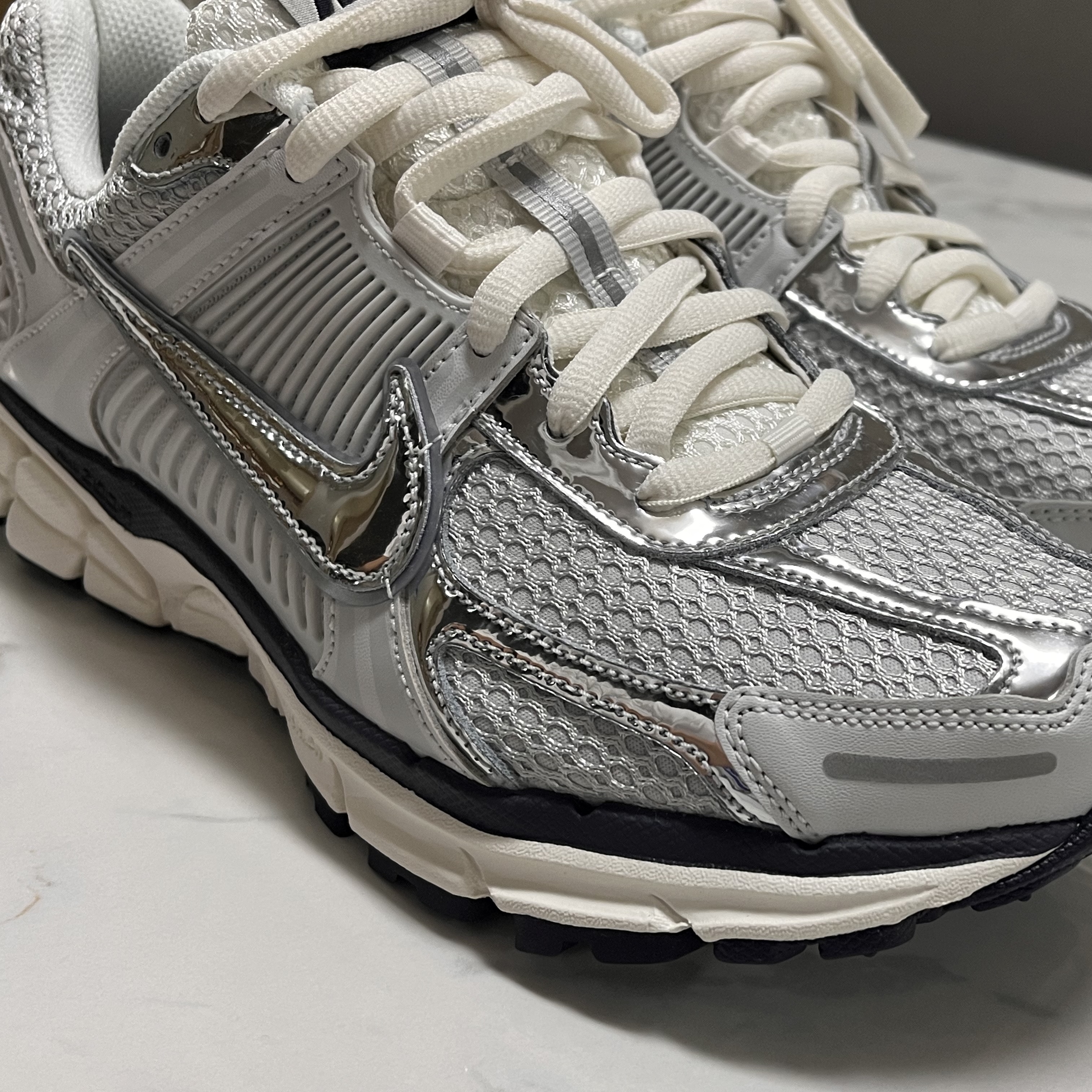 (W) Nike Zoom Vomero 5 Photon Dust and Metallic Silver 착용 스타일 - 2