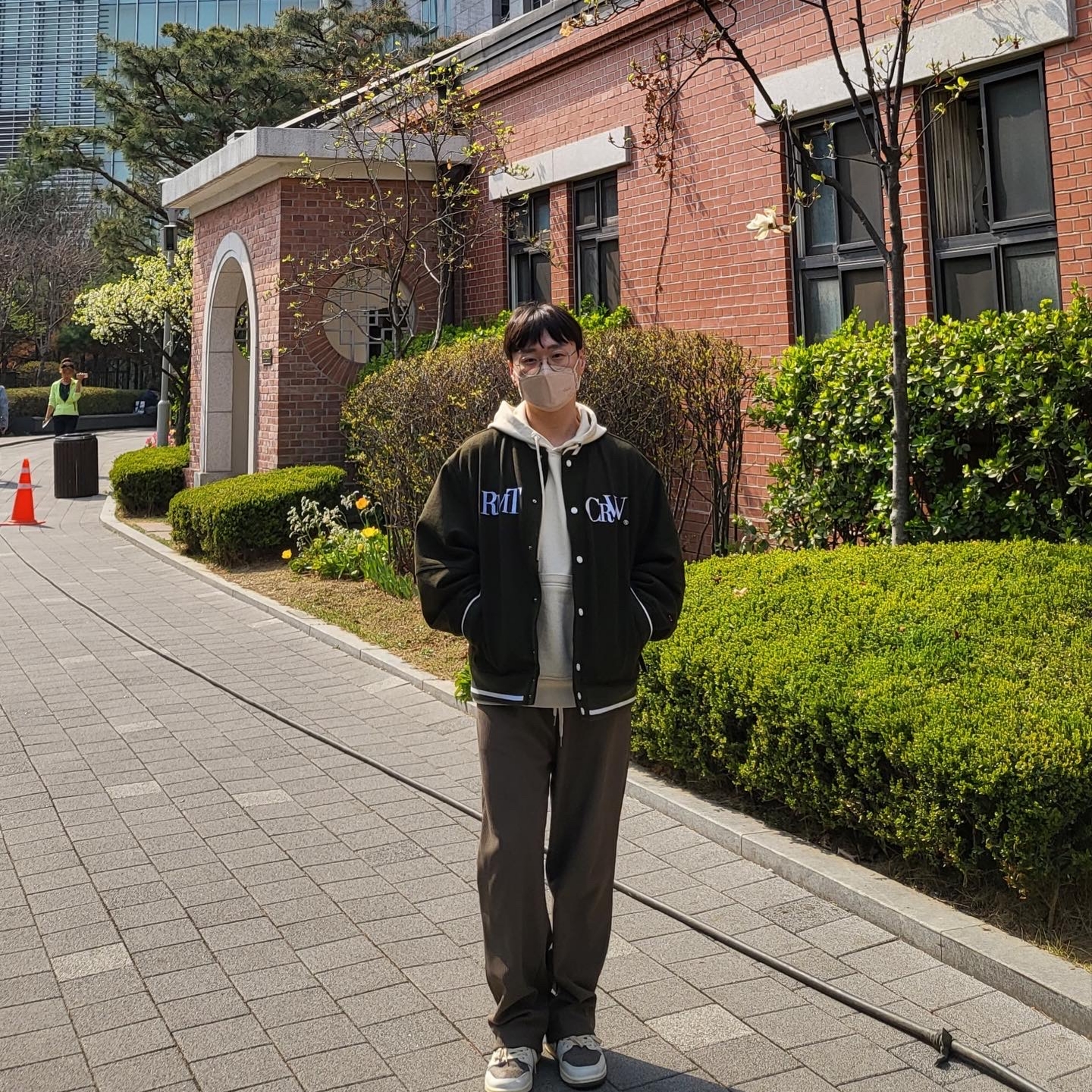 Jordan 1 x Travis Scott Retro Low OG SP Sail and Ridgerock, Wooyoungmi Flower Print Hoodie Ivory - 23SS 착용 스타일 - 4