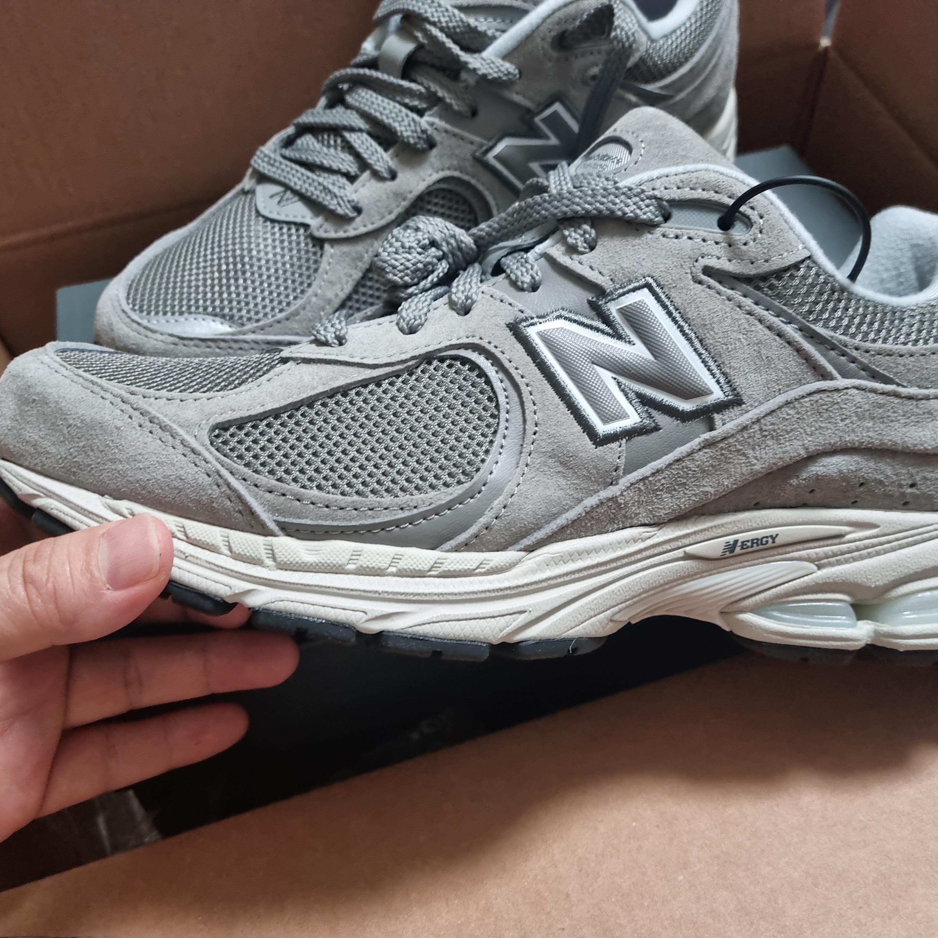New Balance 2002R Grey 착용 스타일 - 2