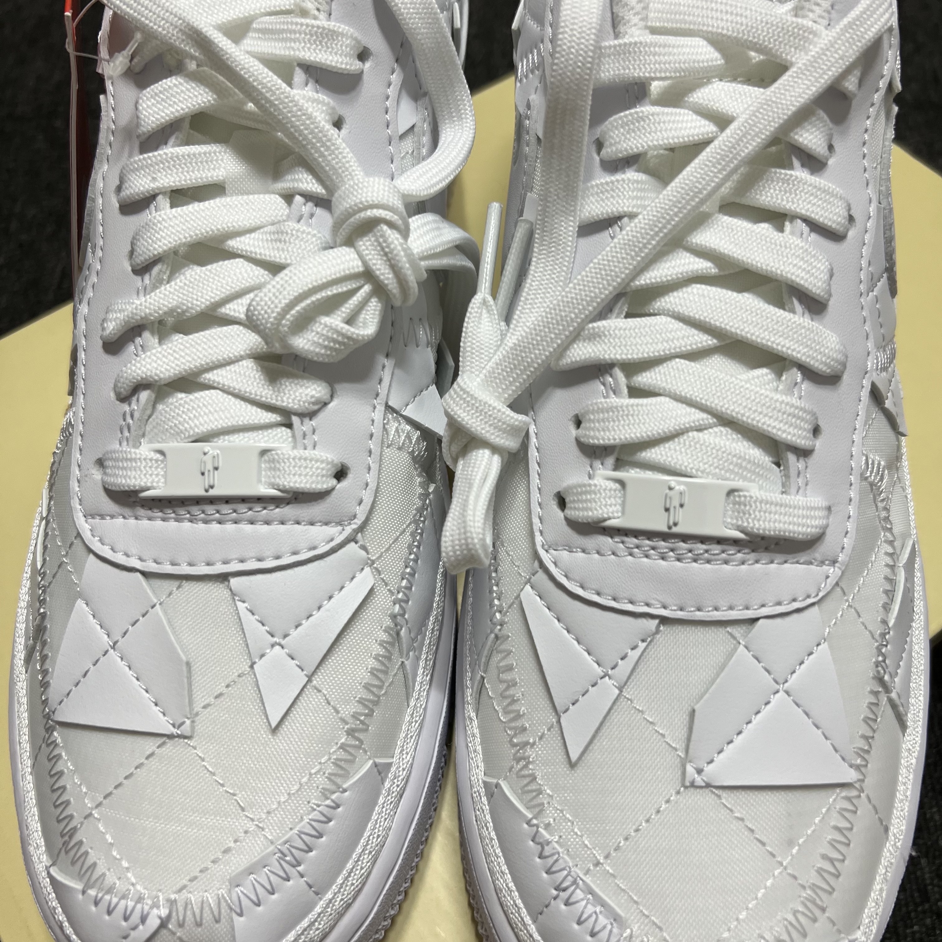 Nike x Billie Eilish Air Force 1 Low SP Triple White 착용 스타일 - 2