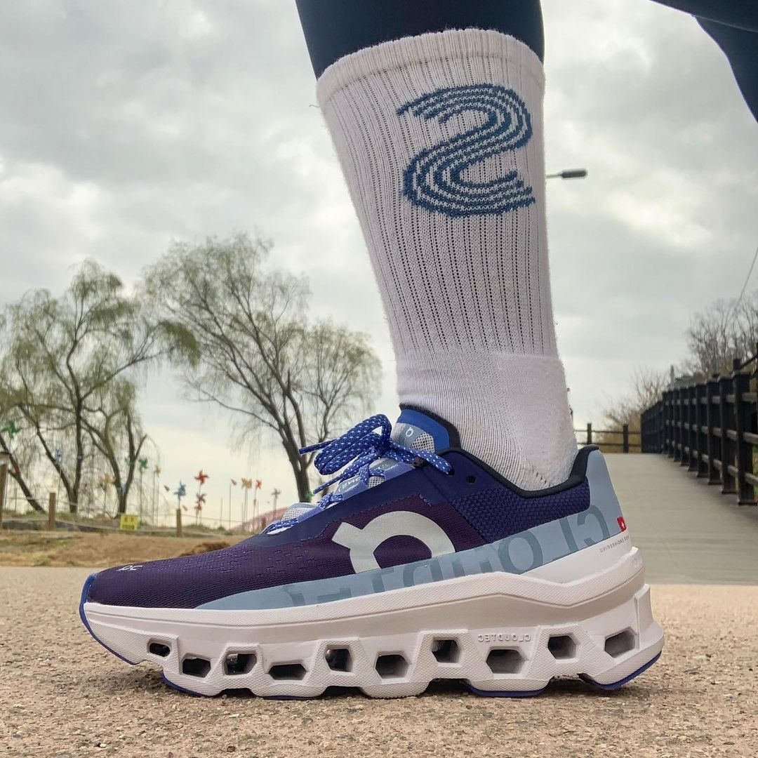 On Running Women On Cloud Monster Acai Lavender 착용 스타일 - 1