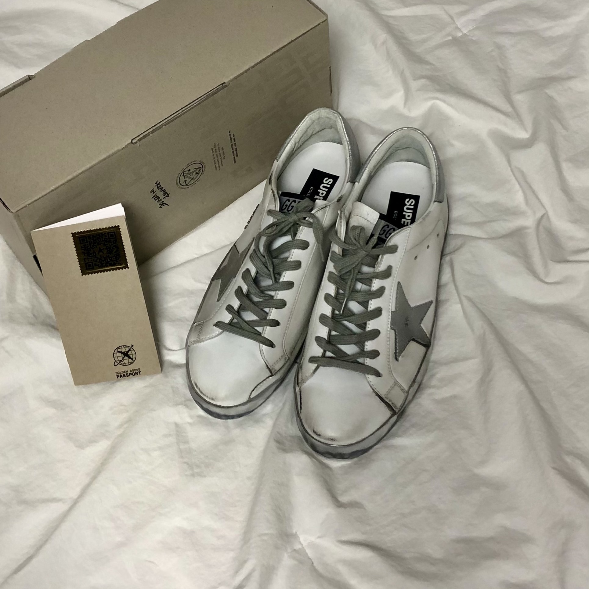 Golden Goose Superstar White Silver Heel Tab Sneakers 착용 스타일 - 2