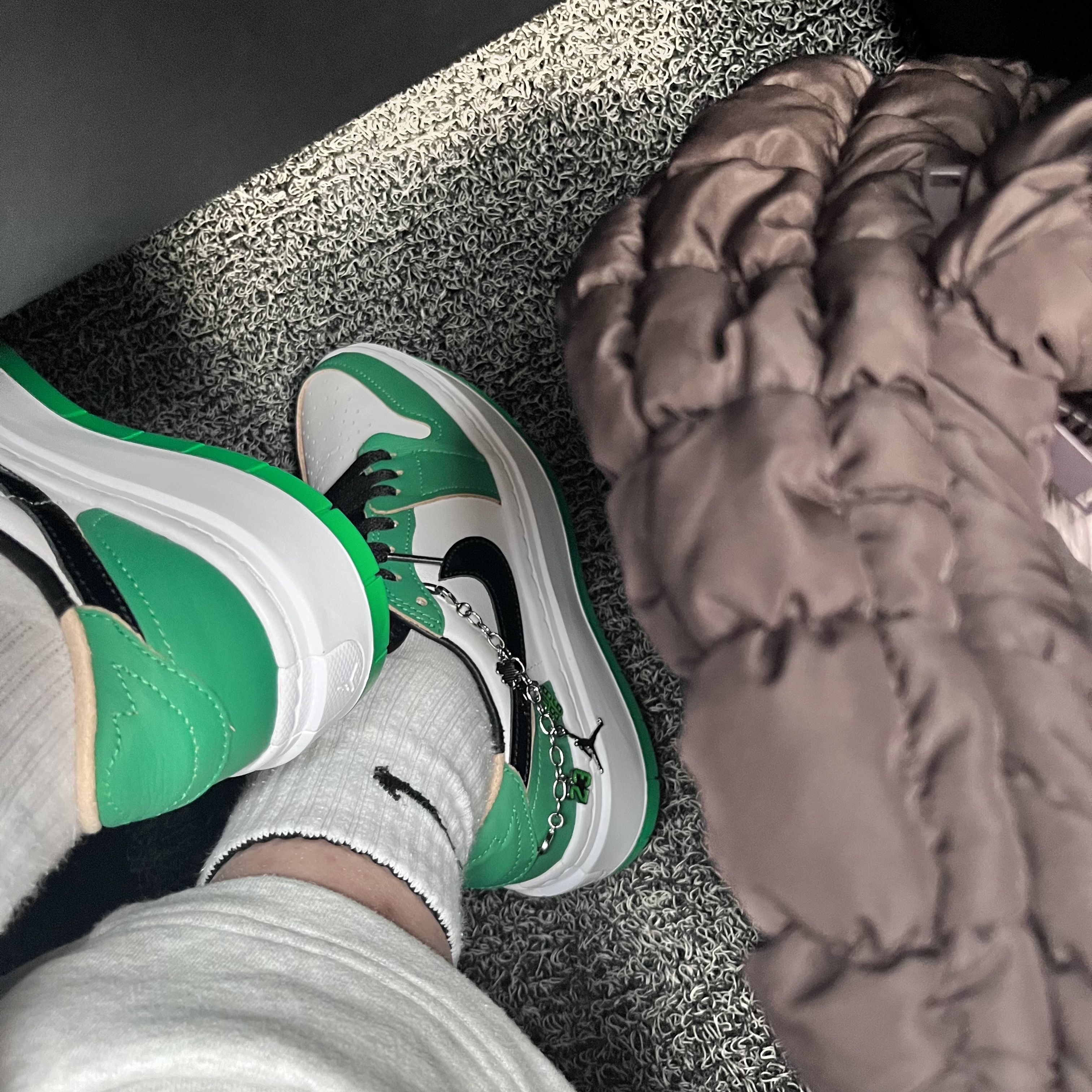 (W) Jordan 1 Elevate Low SE Lucky Green, COS Quilted Oversized Shoulder Bag Brown 착용 스타일