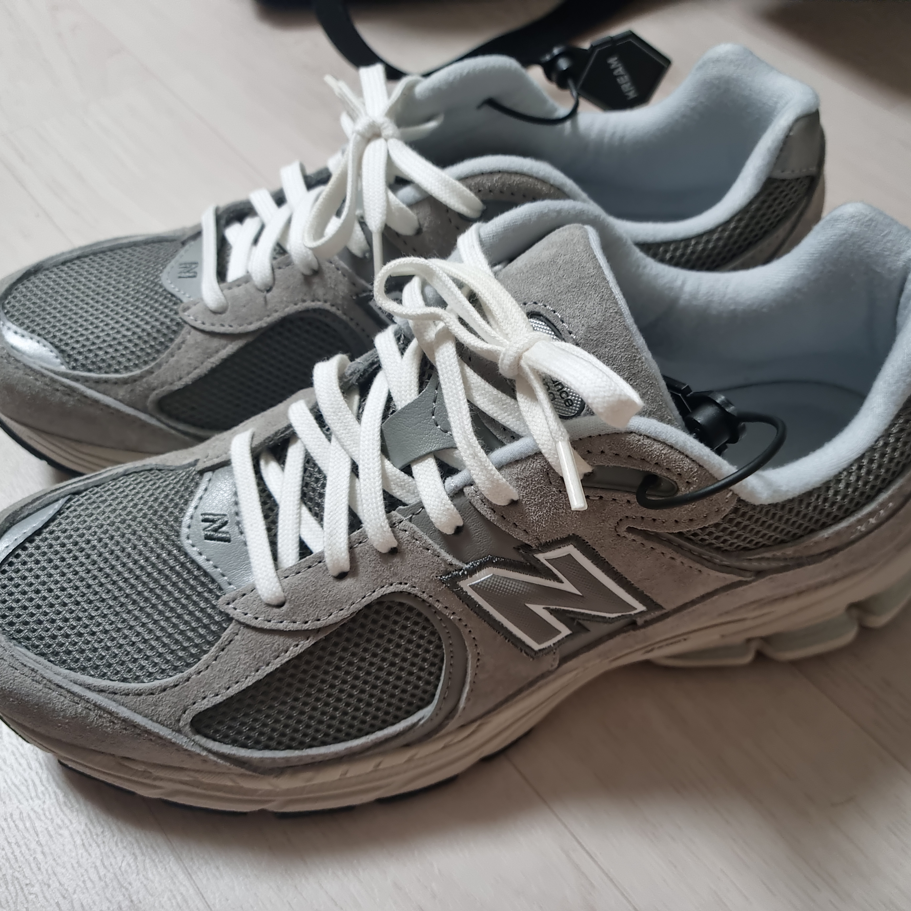 New Balance 2002R Grey 착용 스타일 - 3
