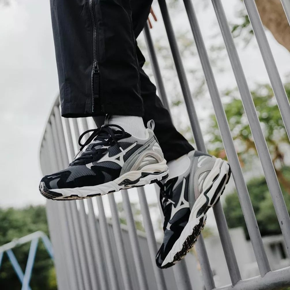 Mizuno Wave Rider 10 Dark Shadow Snow White Opal Gray 착용 스타일