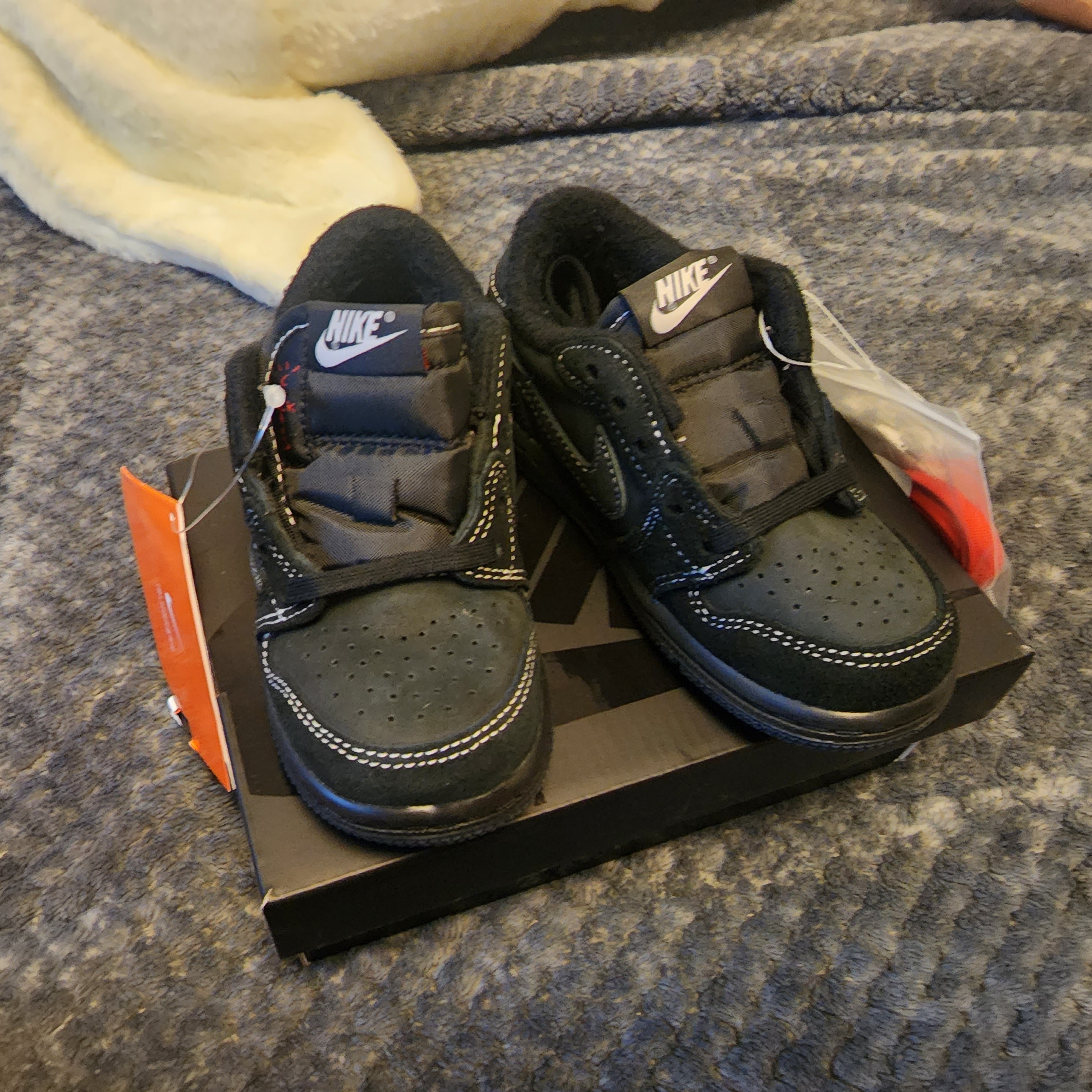 (TD) Jordan 1 x Travis Scott Retro Low OG SP Black Phantom 착용 스타일 - 3
