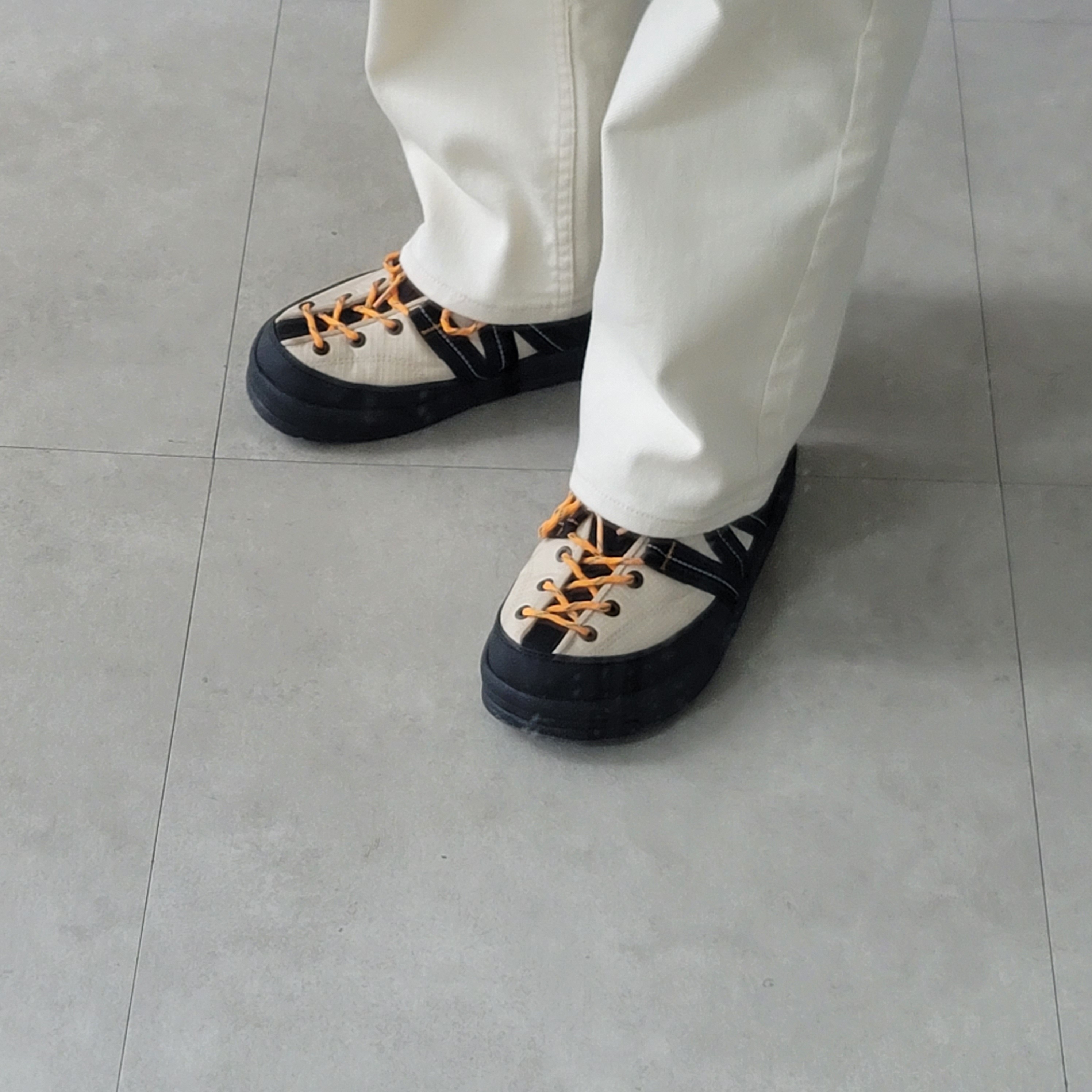 New Balance CRV Mule V2 Yellow 착용 스타일 - 2