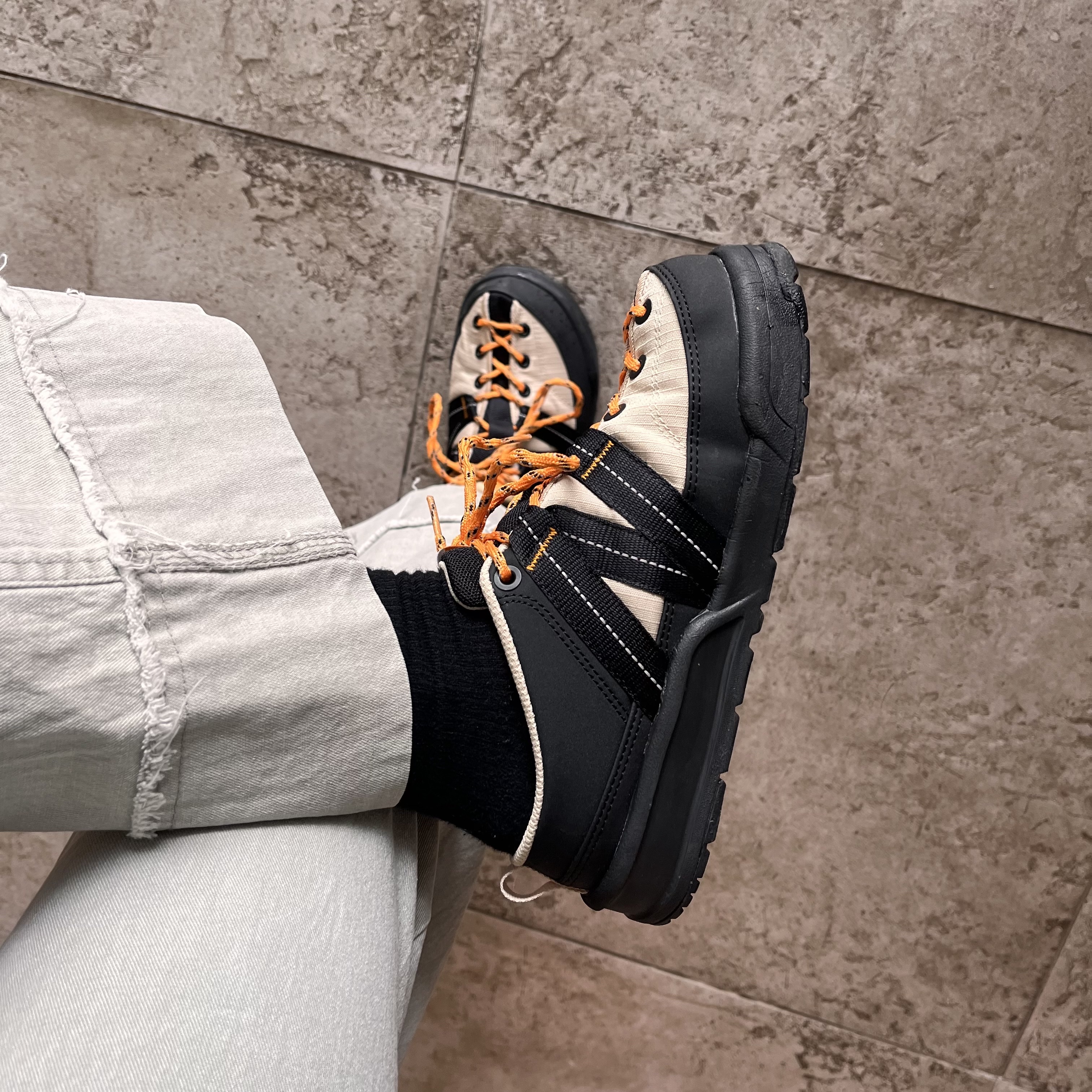 New Balance CRV Mule V2 Yellow 착용 스타일 - 3