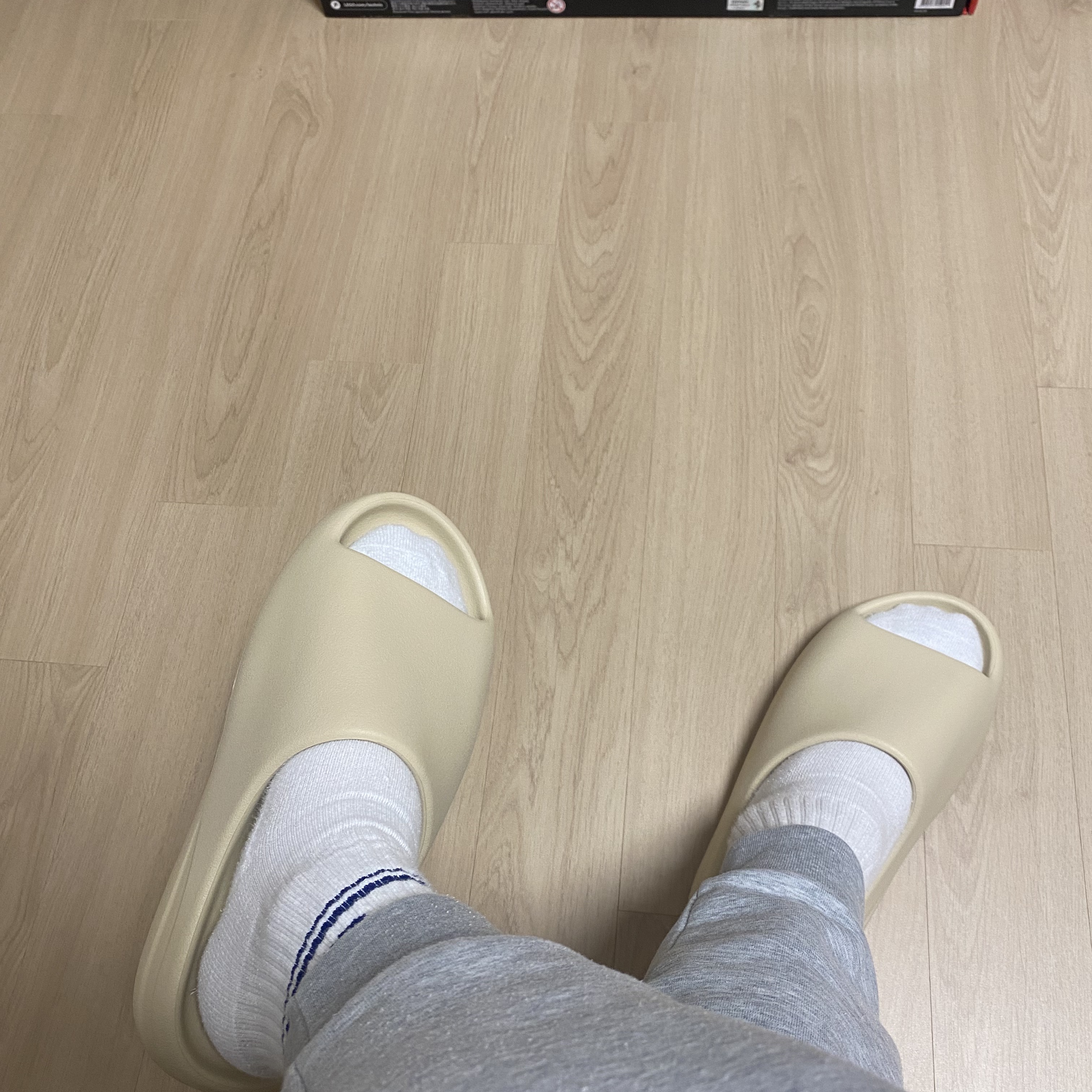 Adidas Yeezy Slide Bone 2022/2023 착용 스타일 - 4