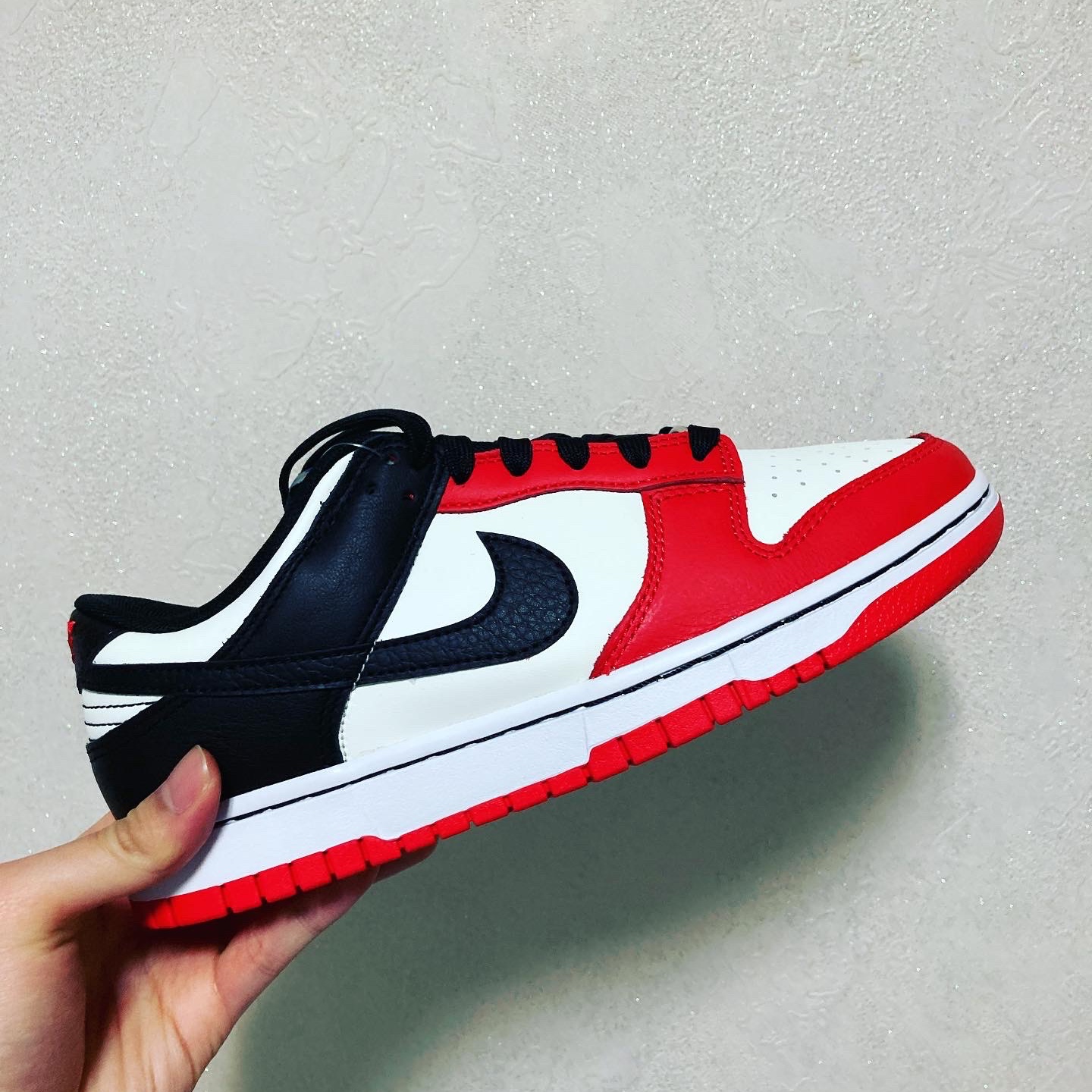 Nike x NBA Dunk Low Retro EMB Black and Chile Red 착용 스타일