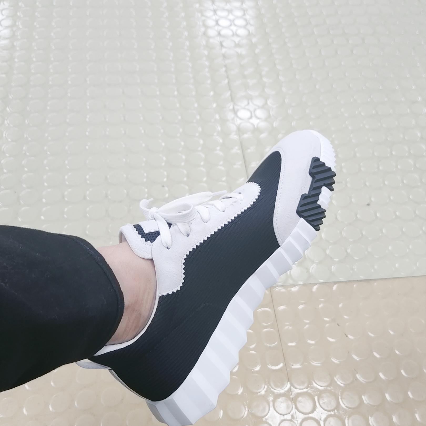 Hermes Bouncing Sneakers Mesh Suede Goatskin & Noir Blanc 착용 스타일 - 3