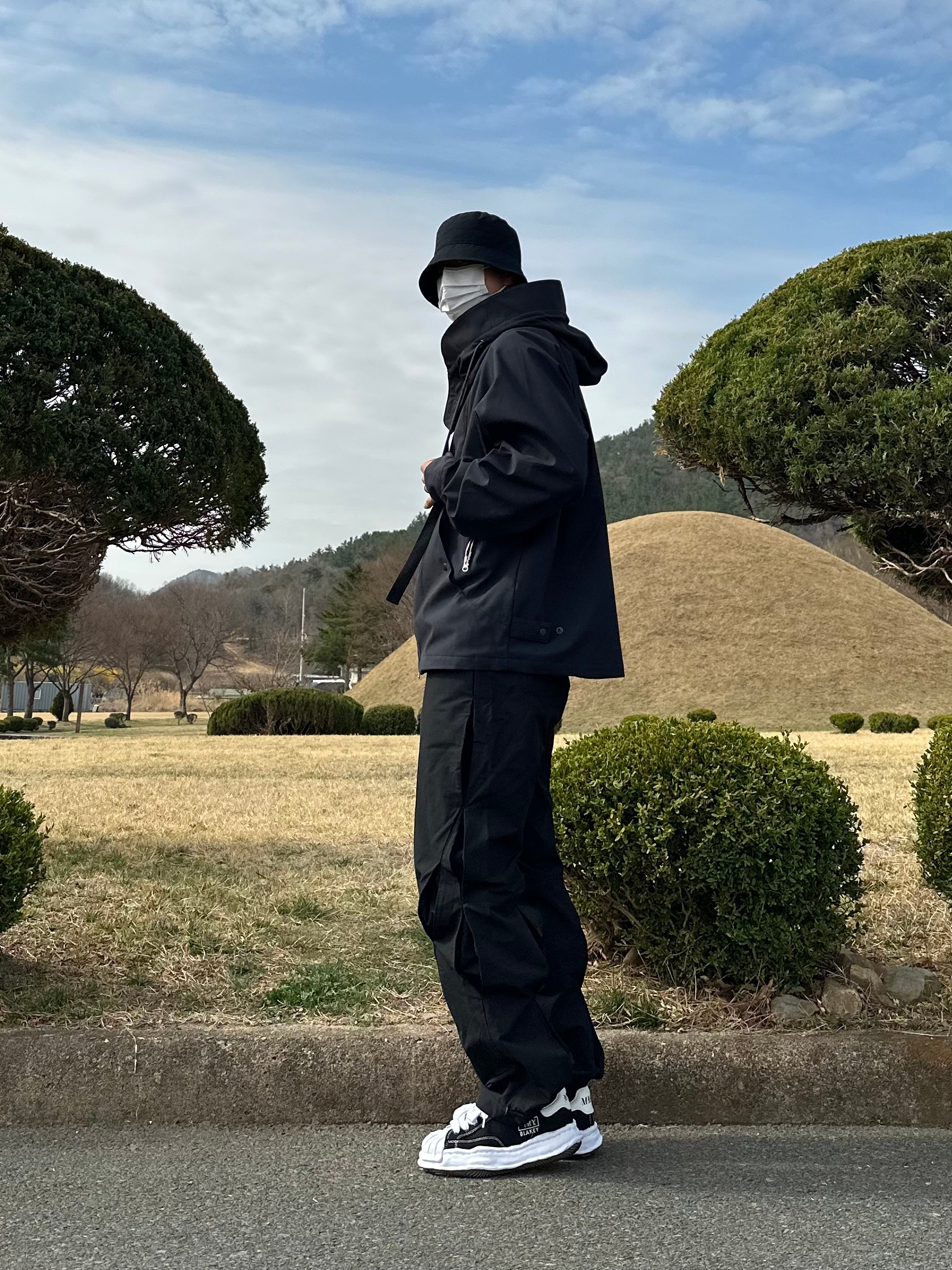Maison Mihara Yasuhiro Blakey OG Sole Canvas Low-top Sneakers Black White 착용 스타일 - 3