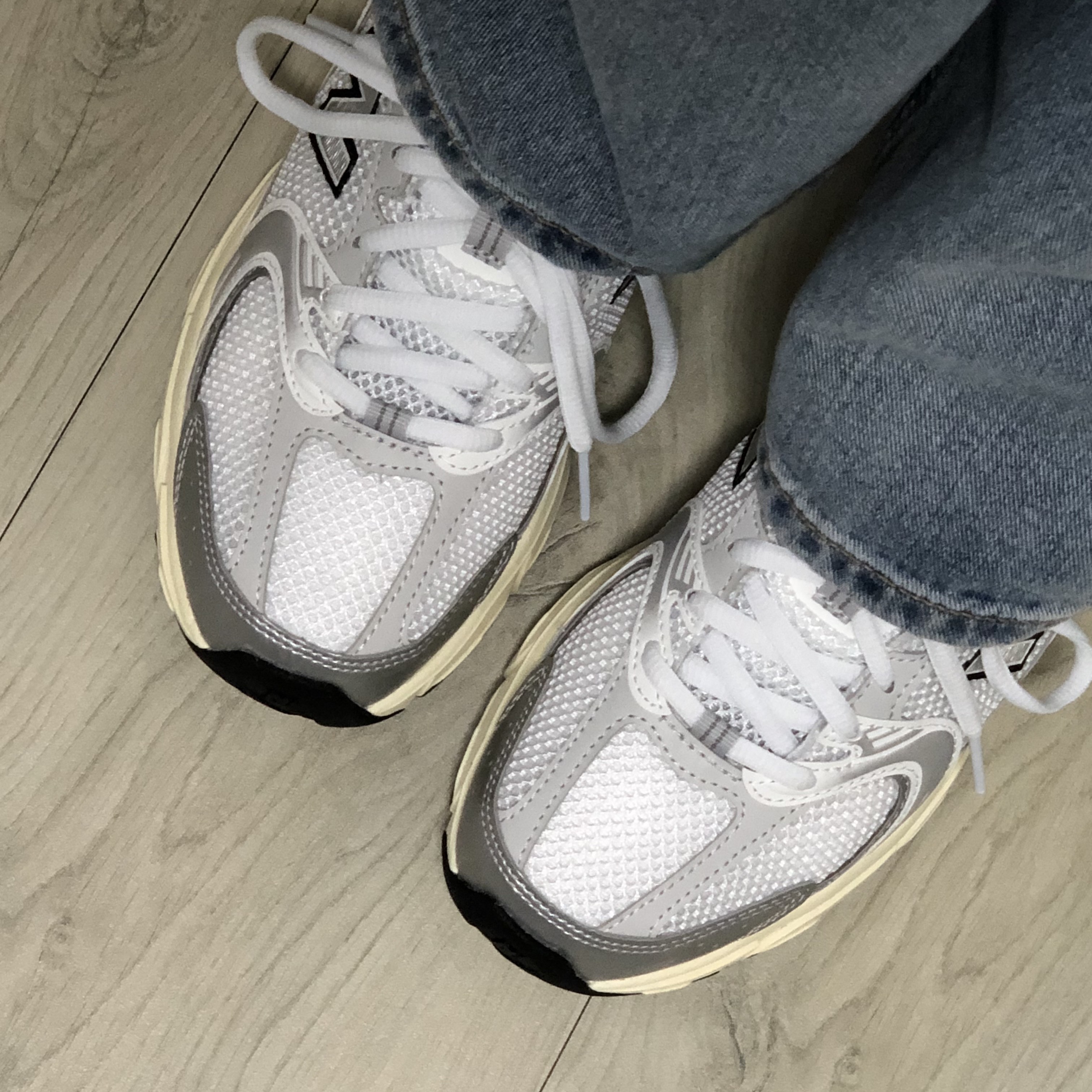 New Balance 530 Silver Cream 착용 스타일 - 1