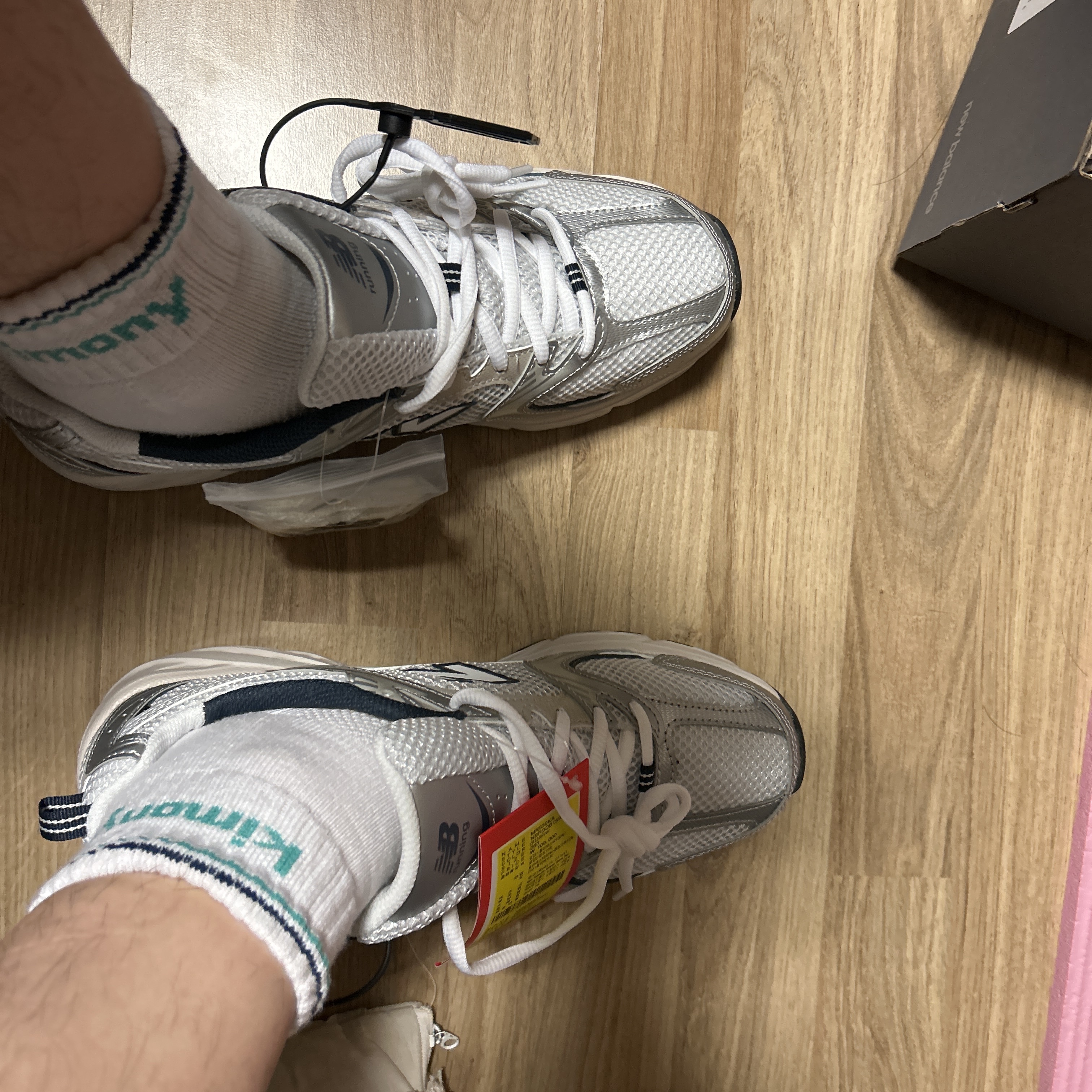 New Balance 530 Steel Grey 착용 스타일
