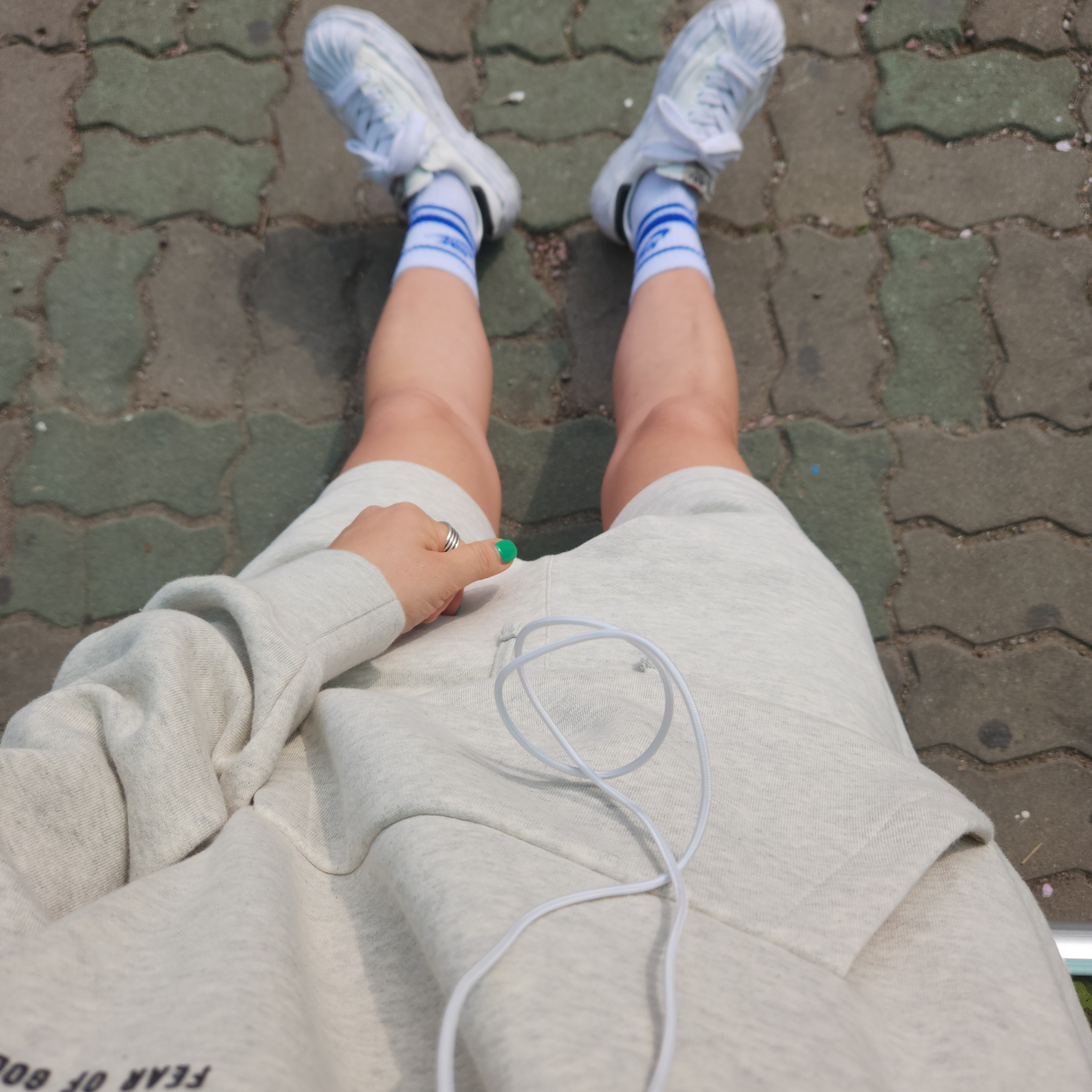 Essentials The Core Collection Hoodie Light Oatmeal, Essentials The Core Collection Sweatshorts Light Oatmeal 착용 스타일