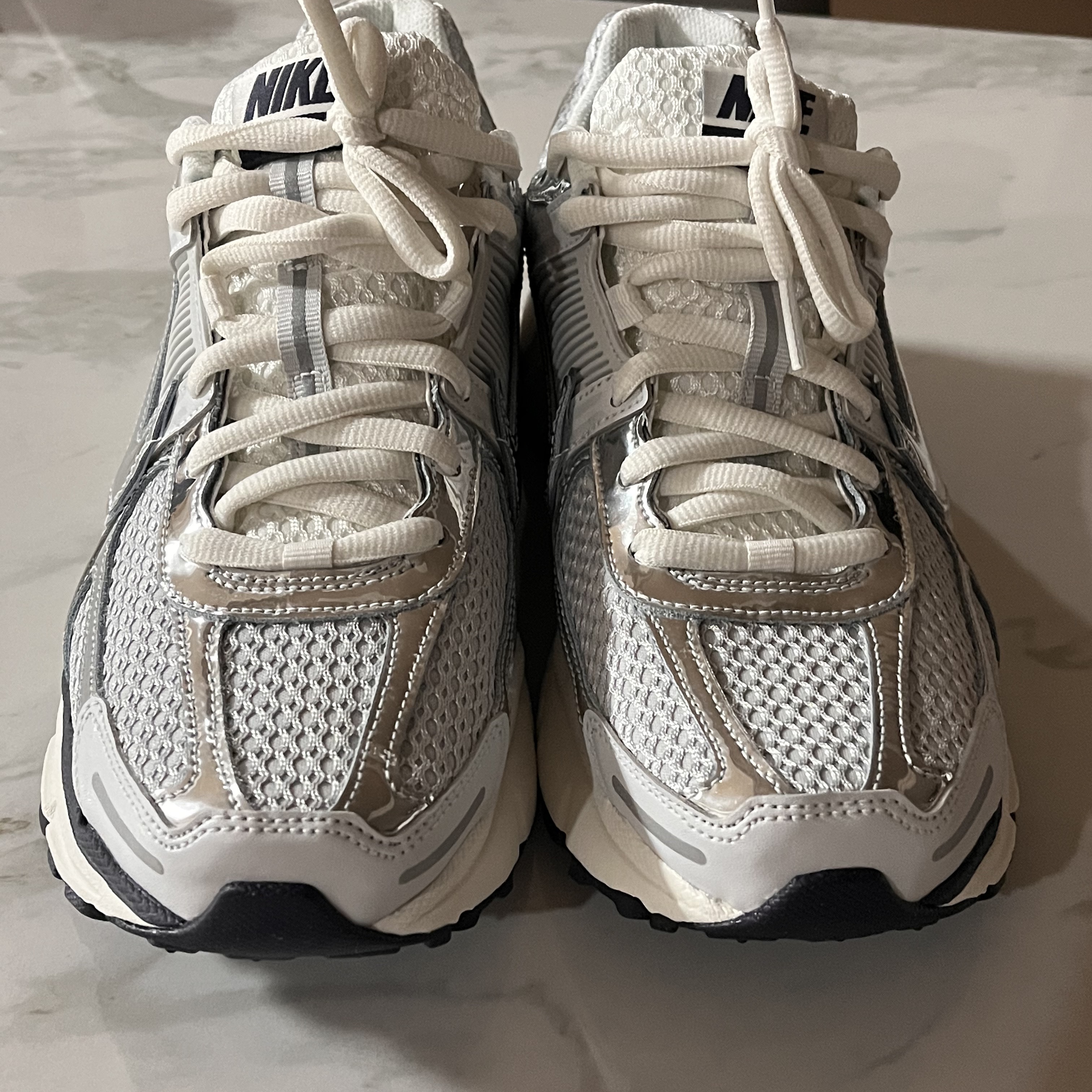 (W) Nike Zoom Vomero 5 Photon Dust and Metallic Silver 착용 스타일 - 3