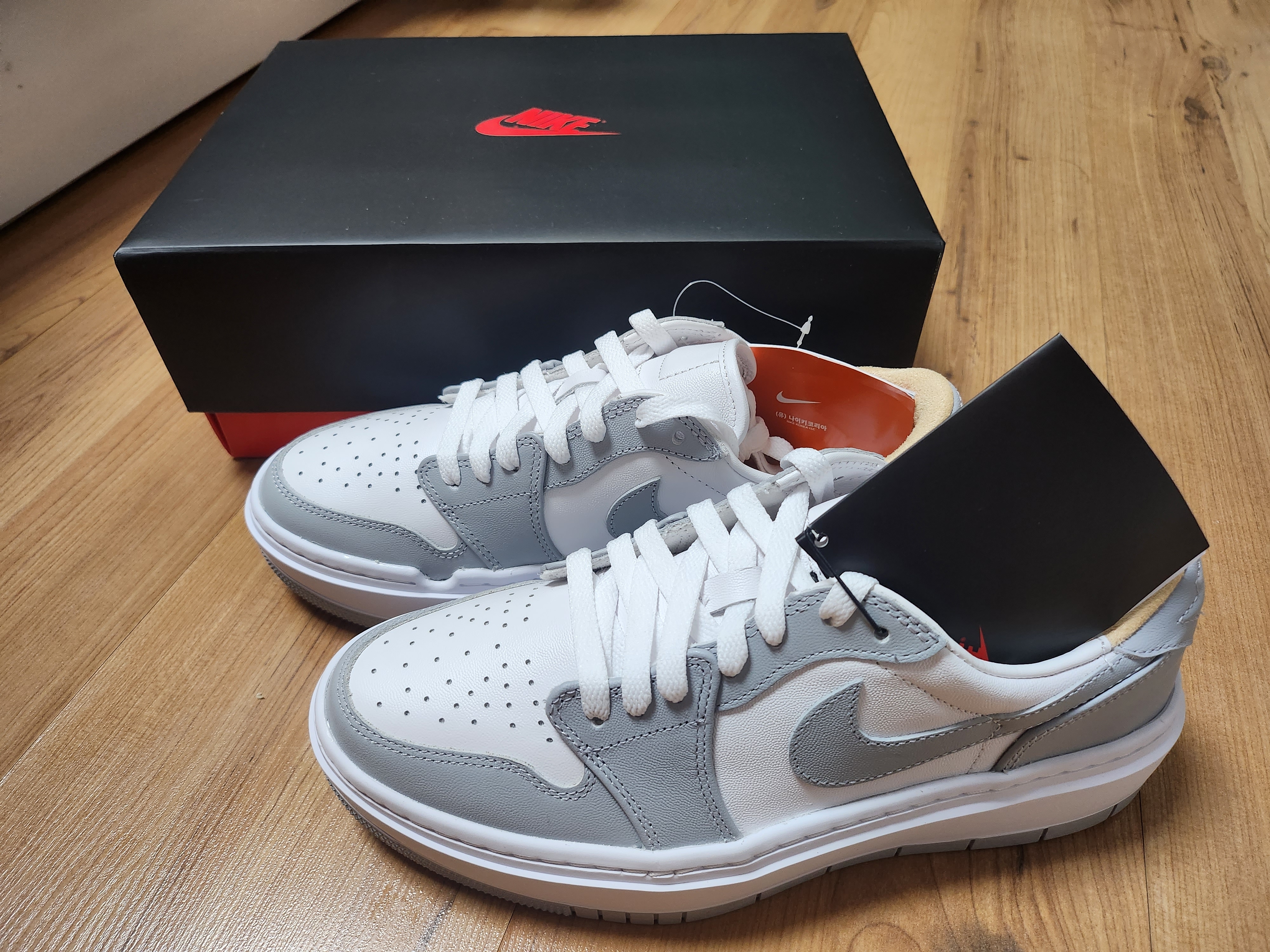 (W) Jordan 1 Elevate Low White and Wolf Grey 착용 스타일 - 2