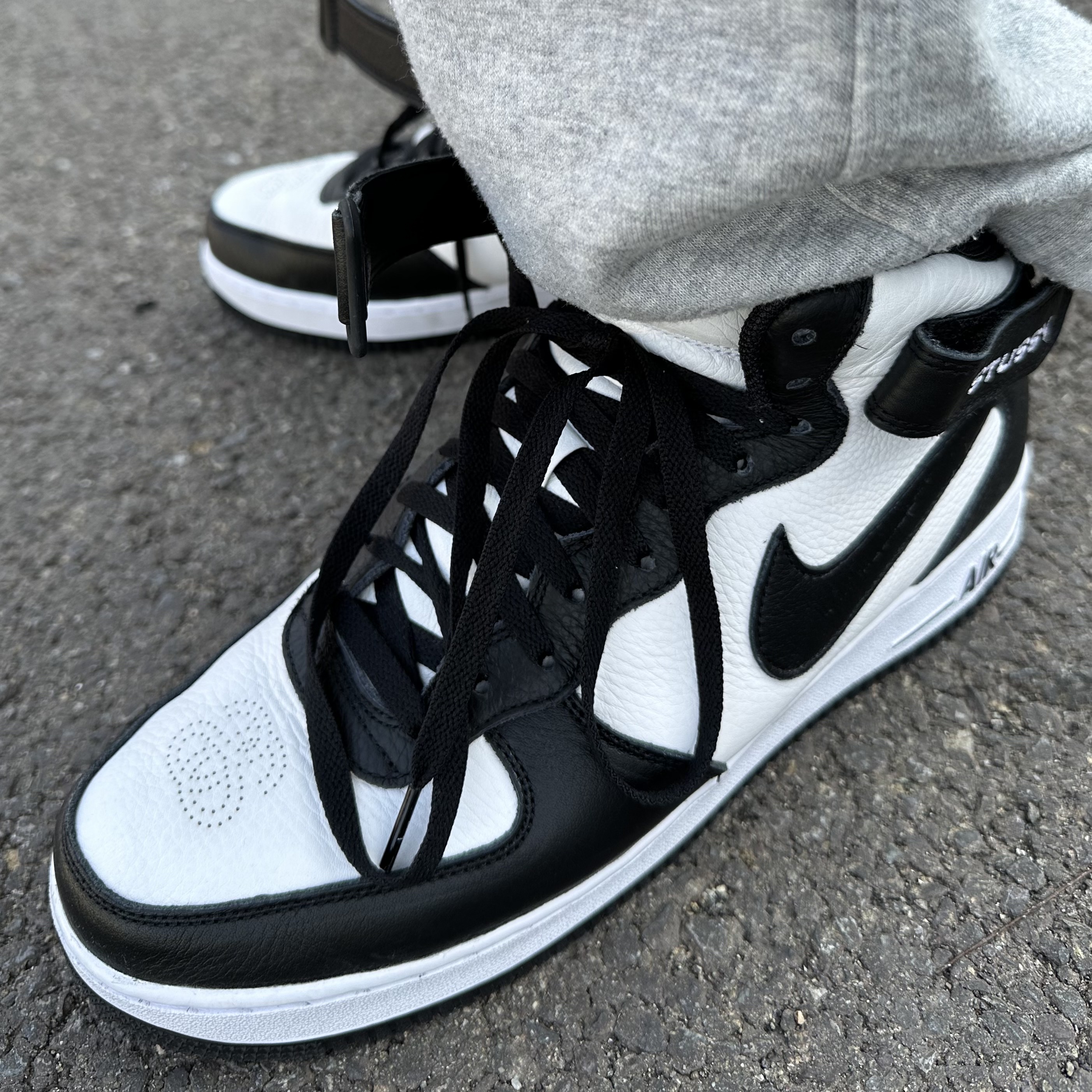 Nike x Stussy Air Force 1 '07 Mid SP Black and Light Bone 착용 스타일