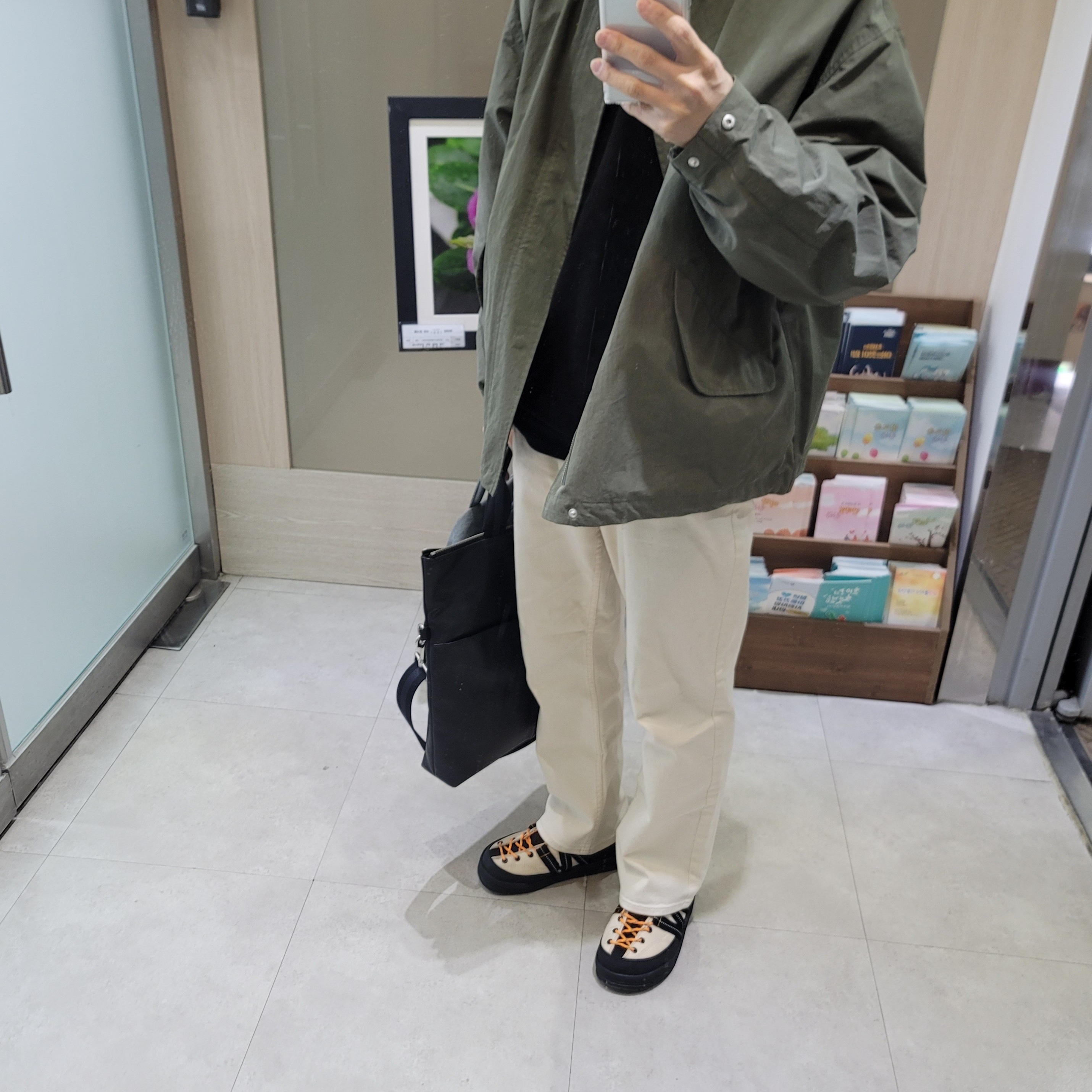 New Balance CRV Mule V2 Yellow 착용 스타일 - 1